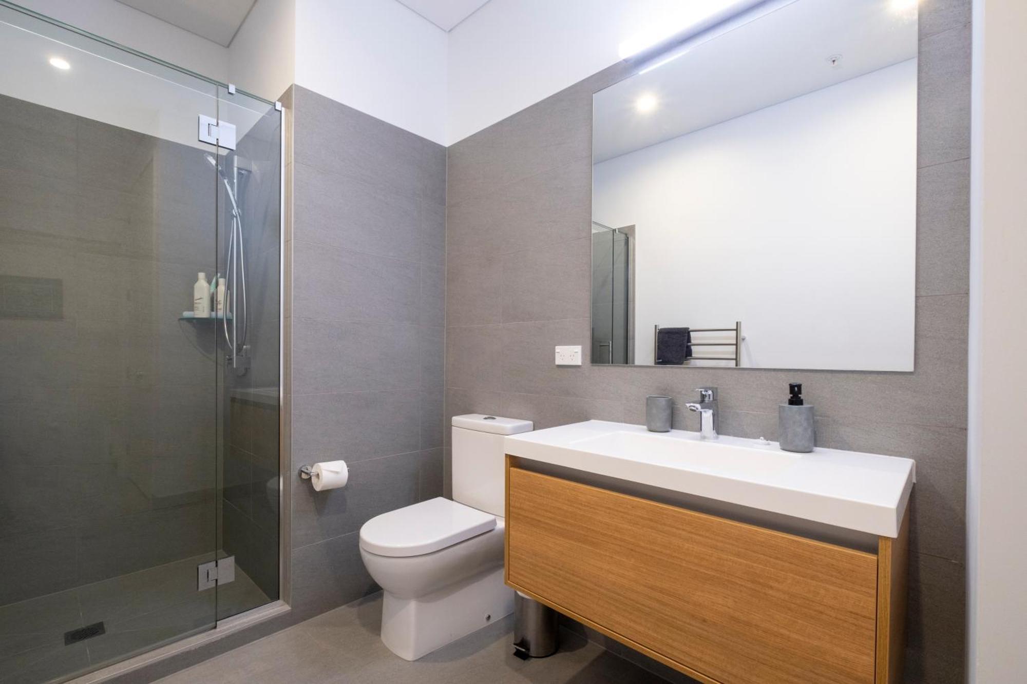 Apartment Modern, Ground Floor , Cbd, Free Parking, 2-3 Beds *
