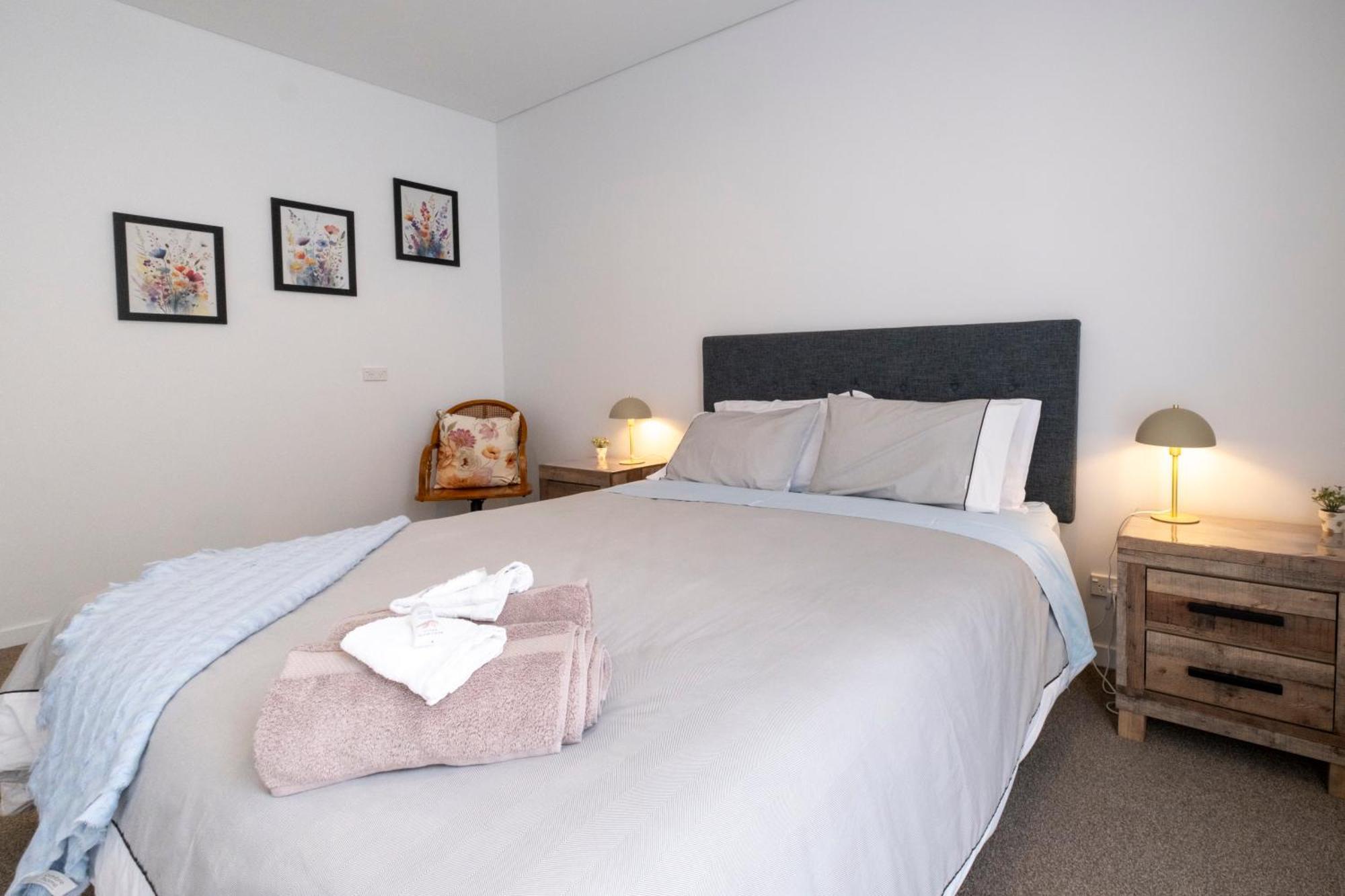 Modern, Ground Floor , Cbd, Free Parking, 2-3 Beds