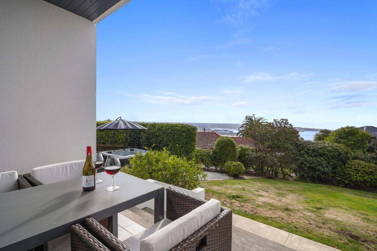 Holiday home Panoramic Views With Hot Tub Christchurch