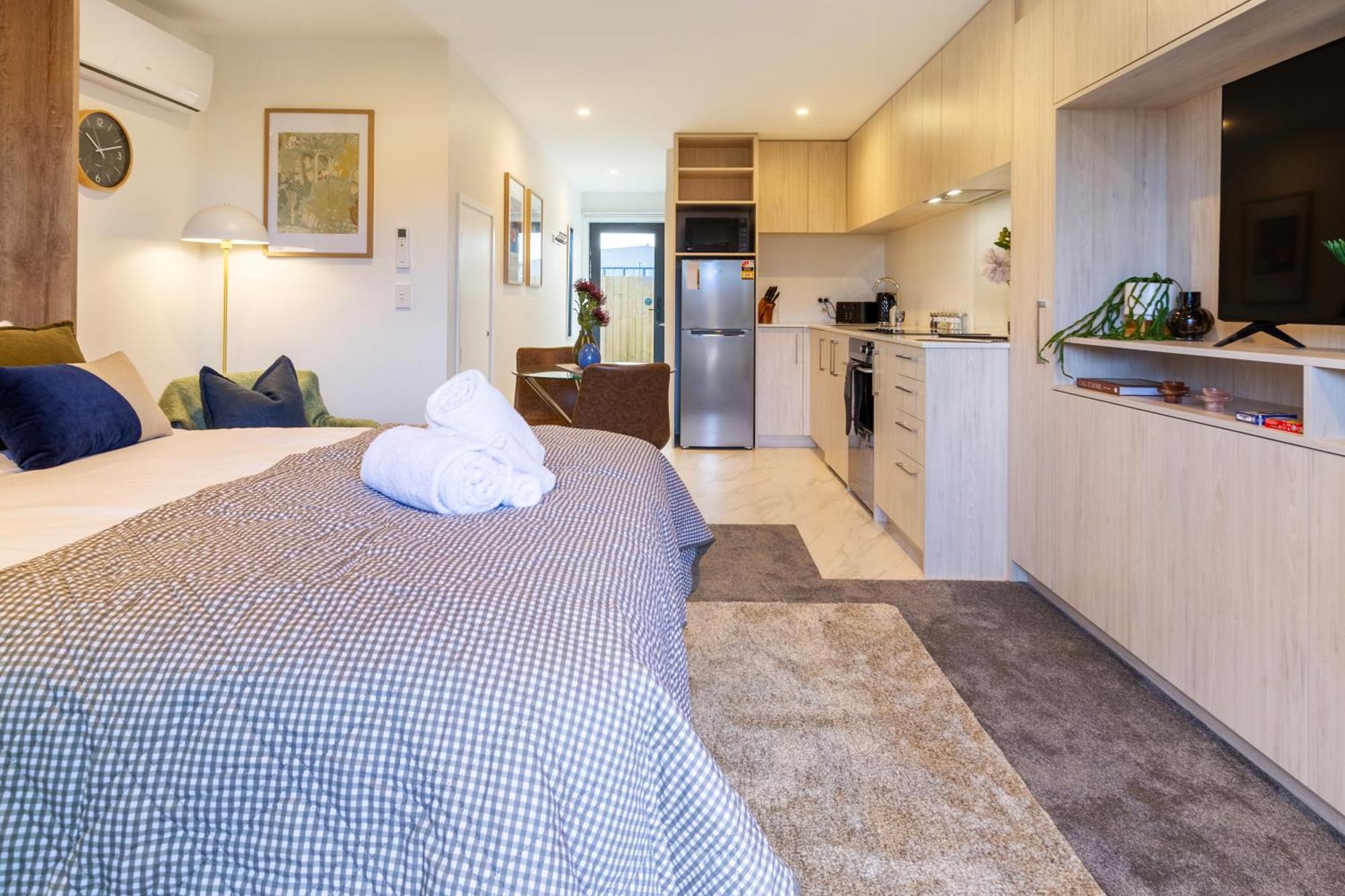 Downtown Comfort: Modern With Backyard Apartment Christchurch