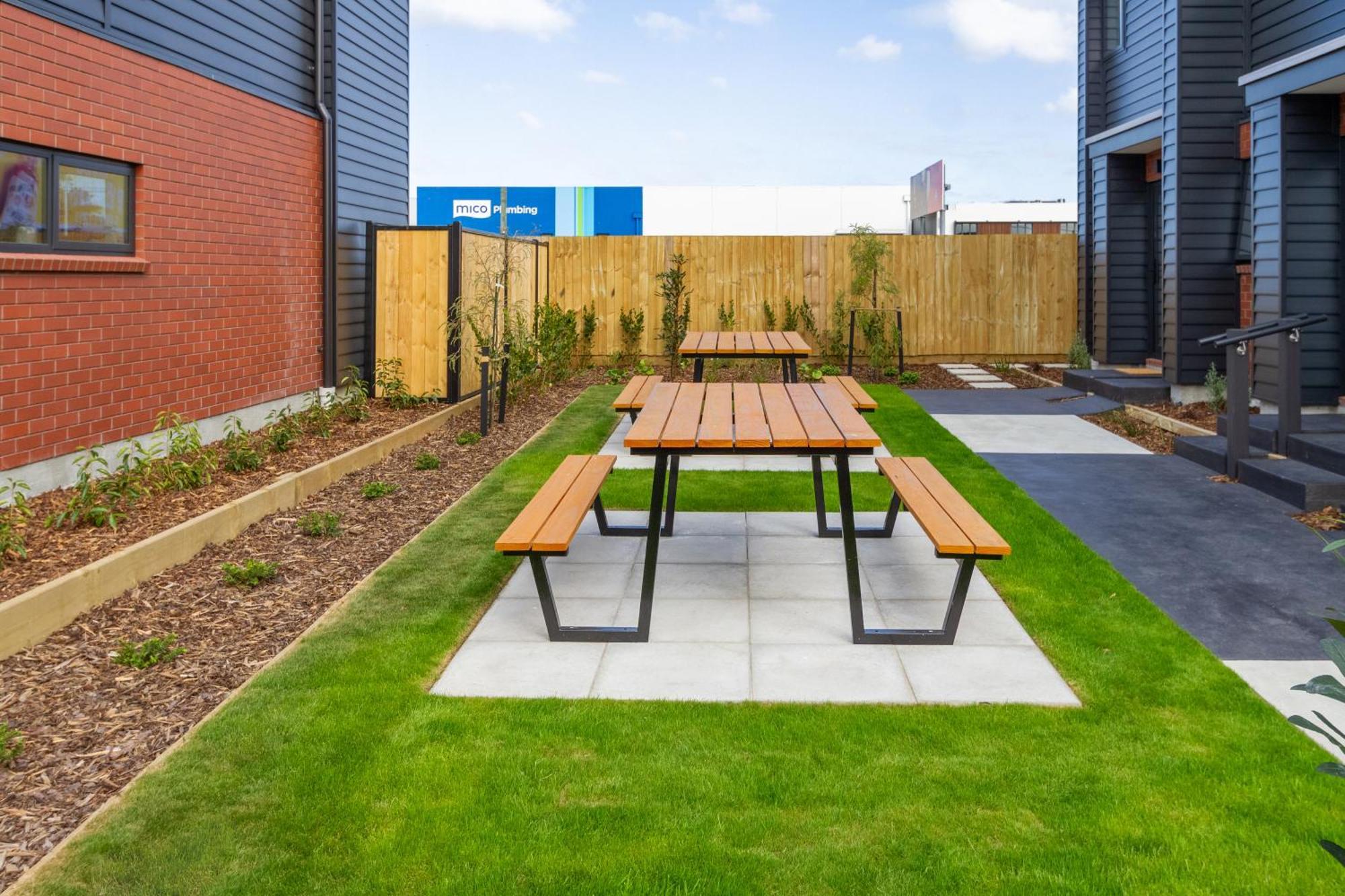 Downtown Comfort: Modern With Backyard * Christchurch