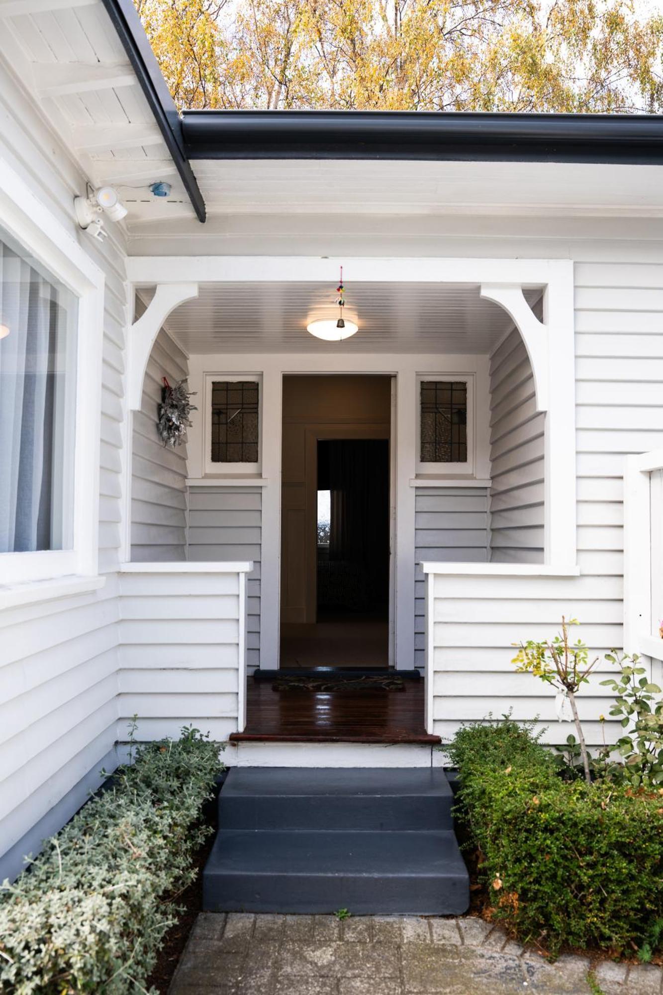 Villa Charming 1920s On Bealey Ave *