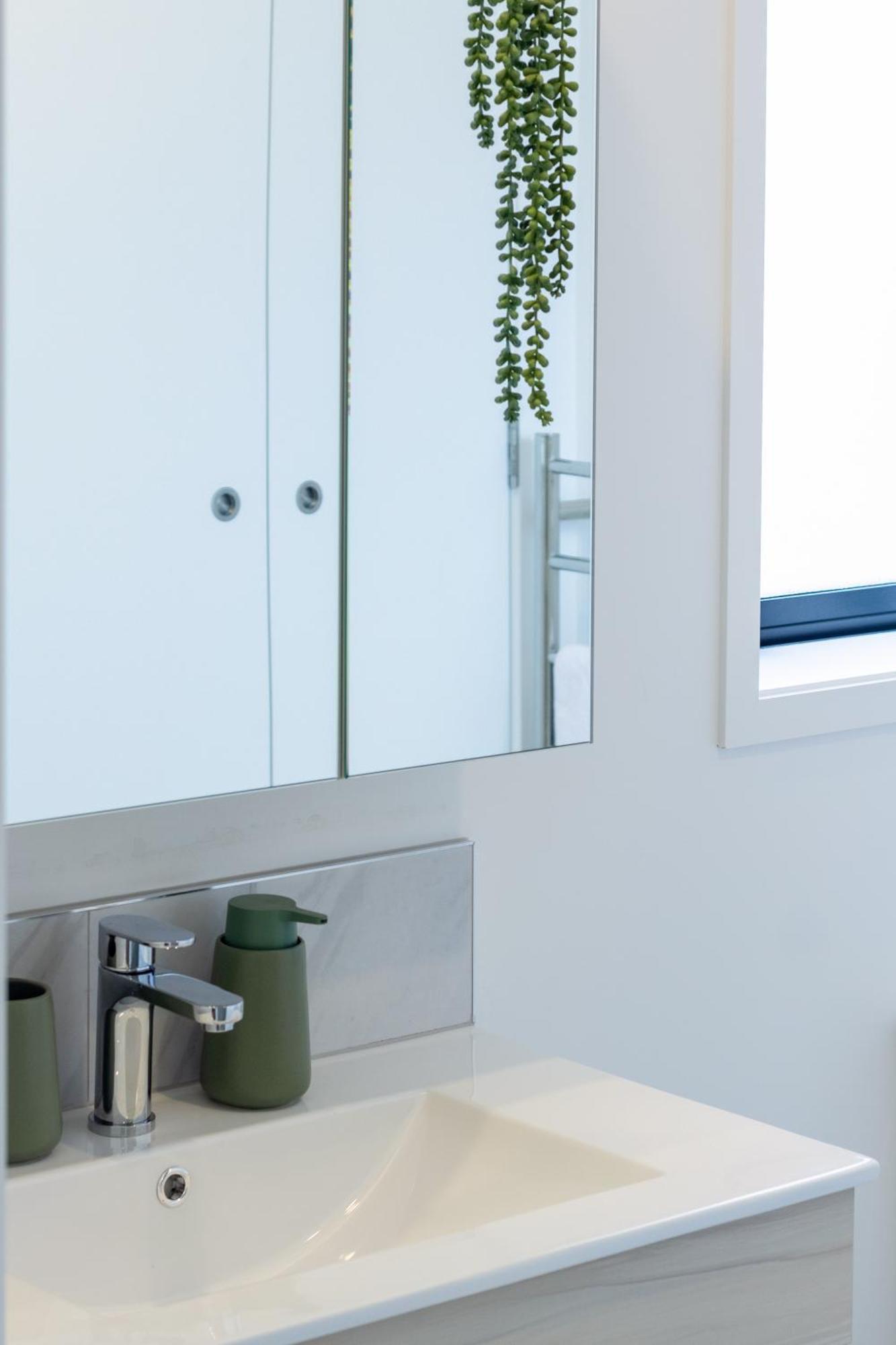 Upper Perfection: 8 Wilmer St. Gem Apartment Christchurch