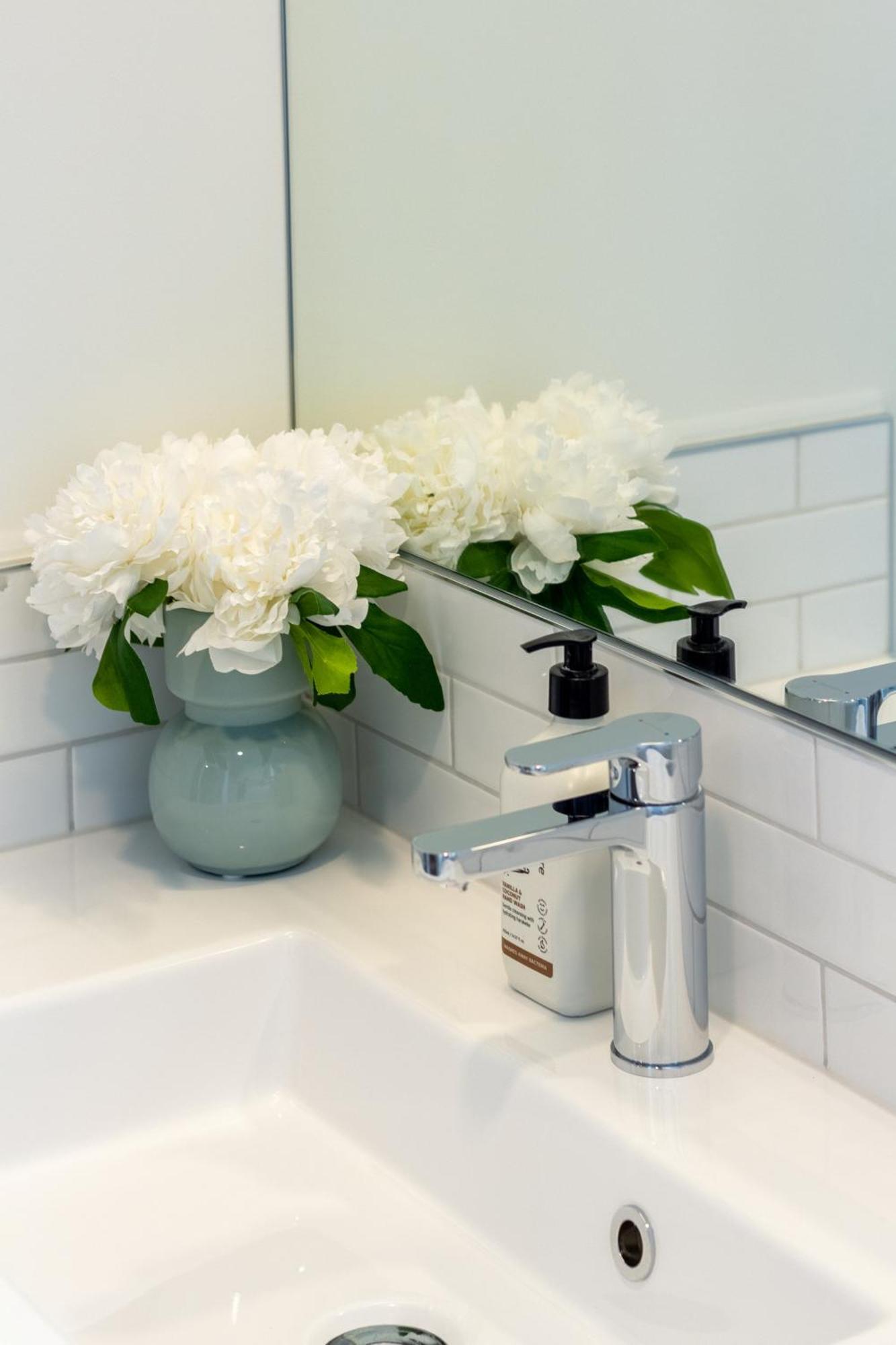 Relaxing Hideaway - 2 Bed In Cbd Apartment *