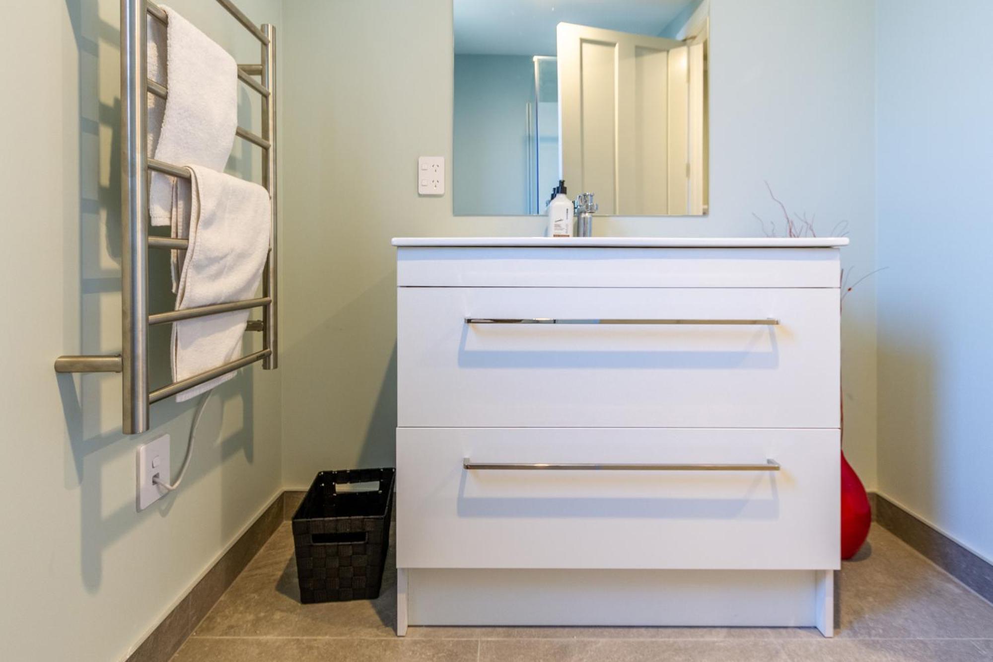 Charming 3 Bedroom Near Apartment