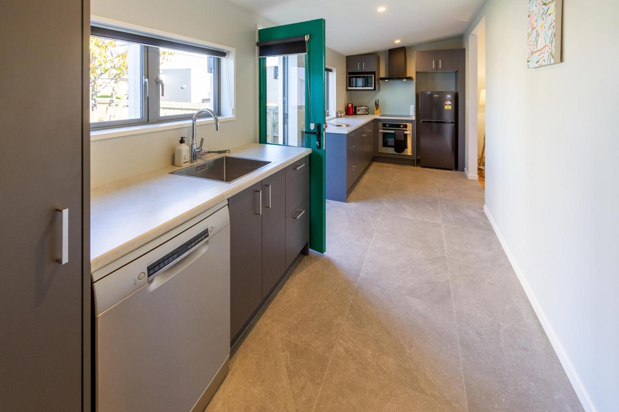 Charming 3 Bedroom Near Apartment *