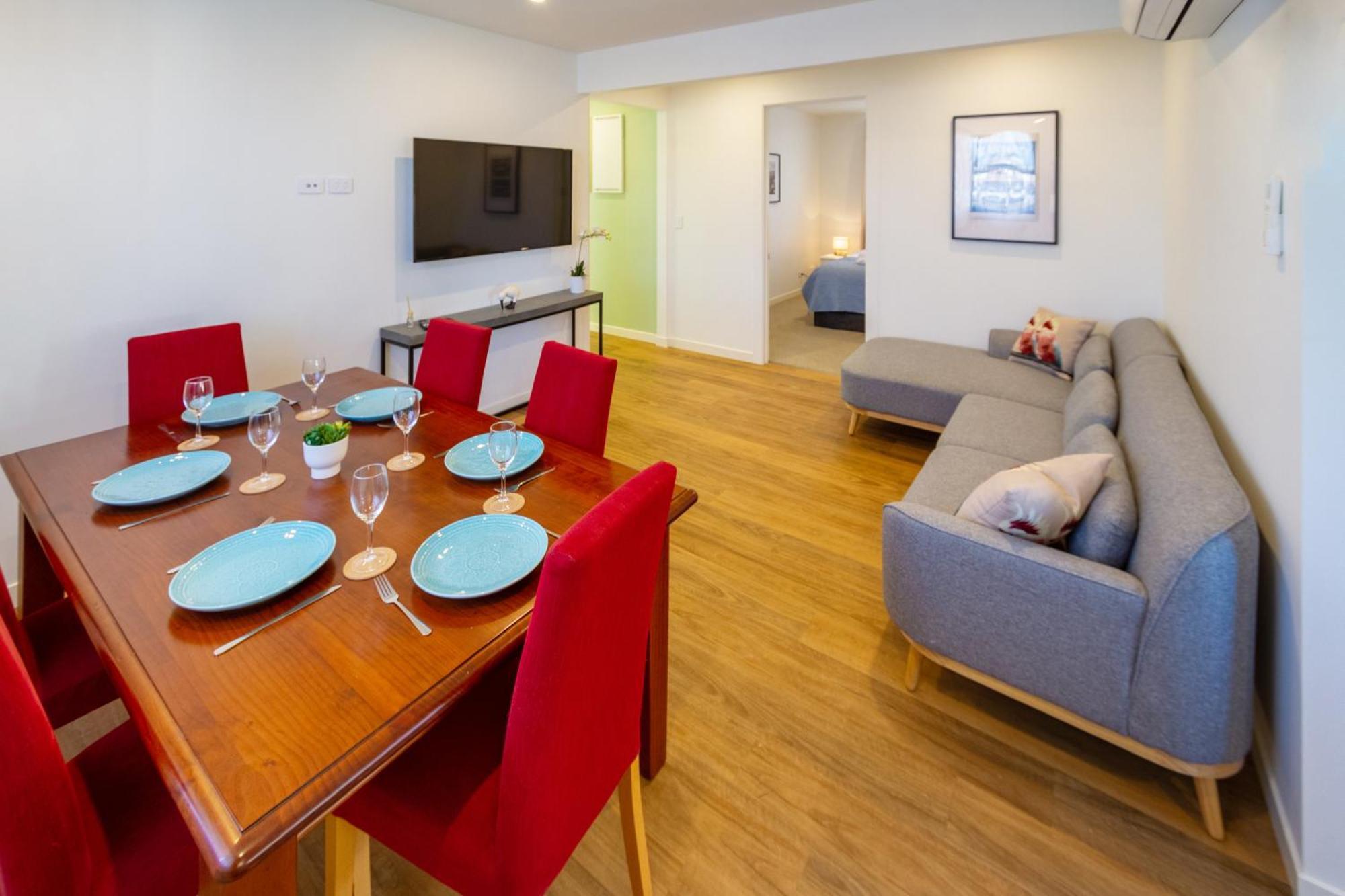Charming 3 Bedroom Near Apartment *