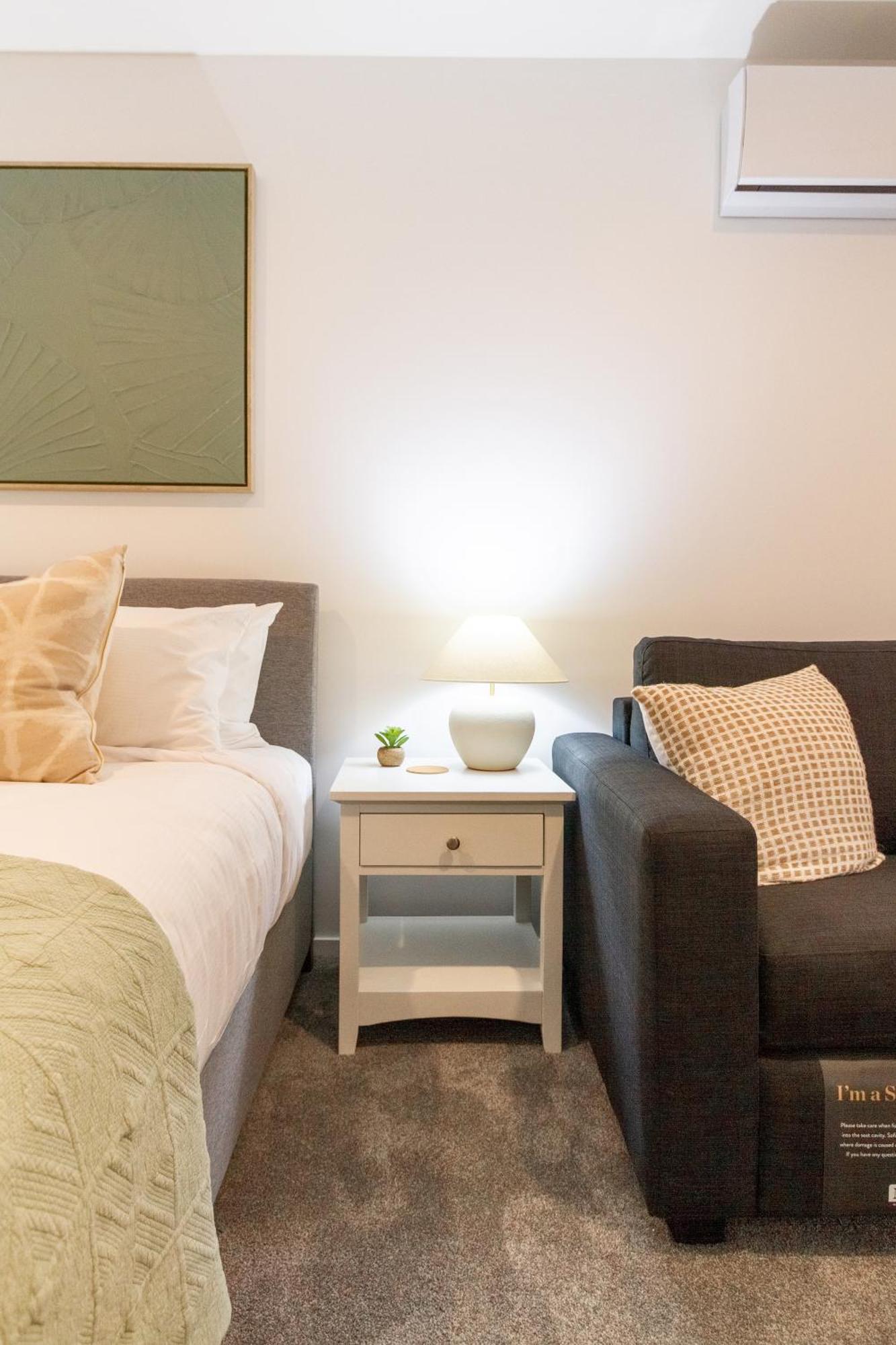 Ideal Location In - 2 Bed Views Apartment *