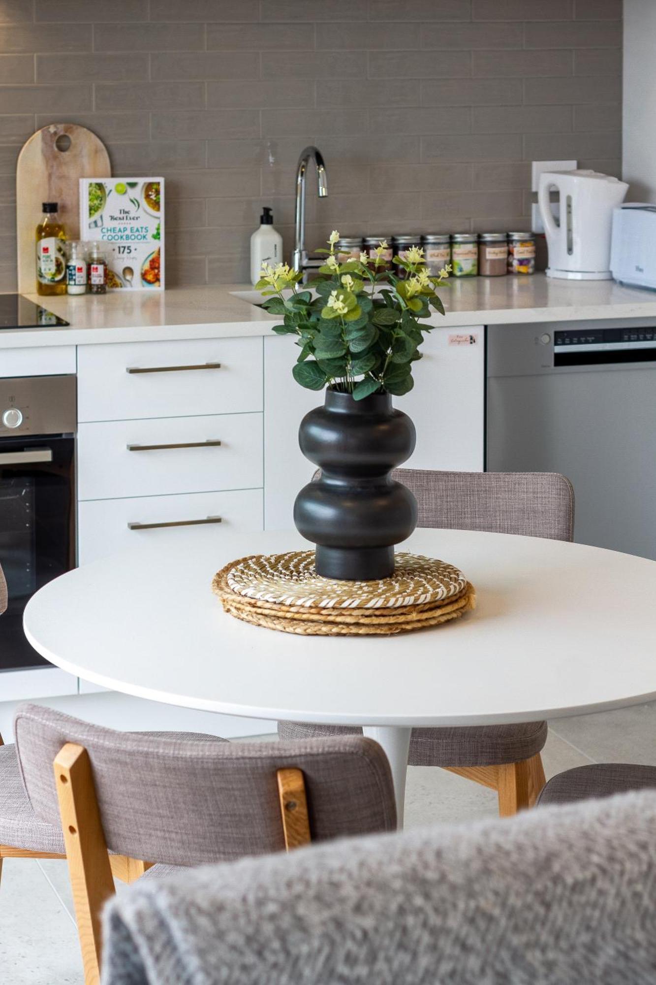 2br Townhouse: Cosy, Close To City, Car Park * Christchurch