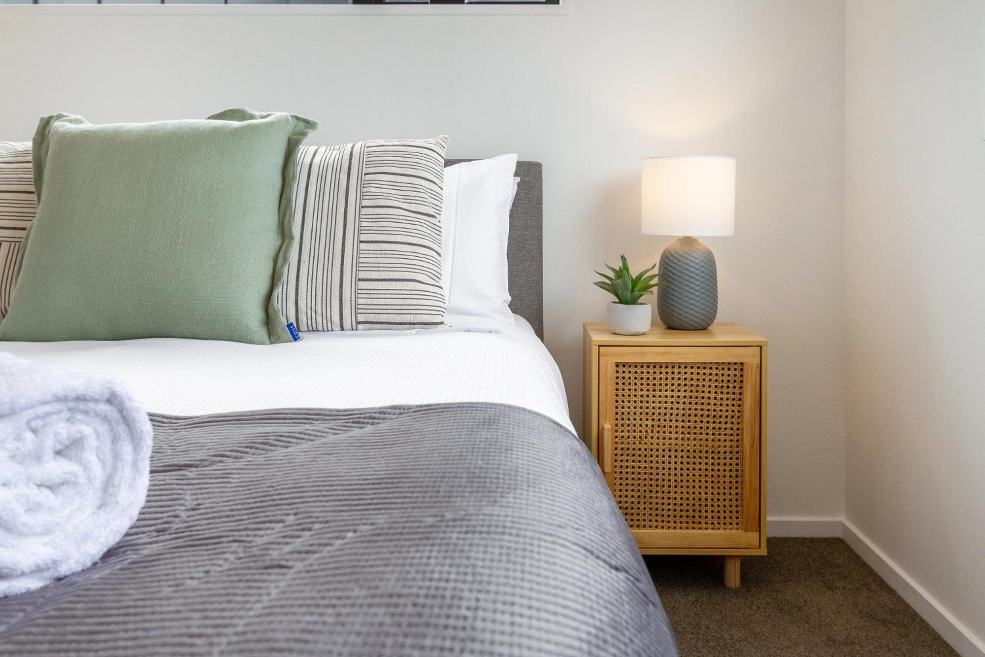 2br Townhouse: Cosy, Close To City, Car Park