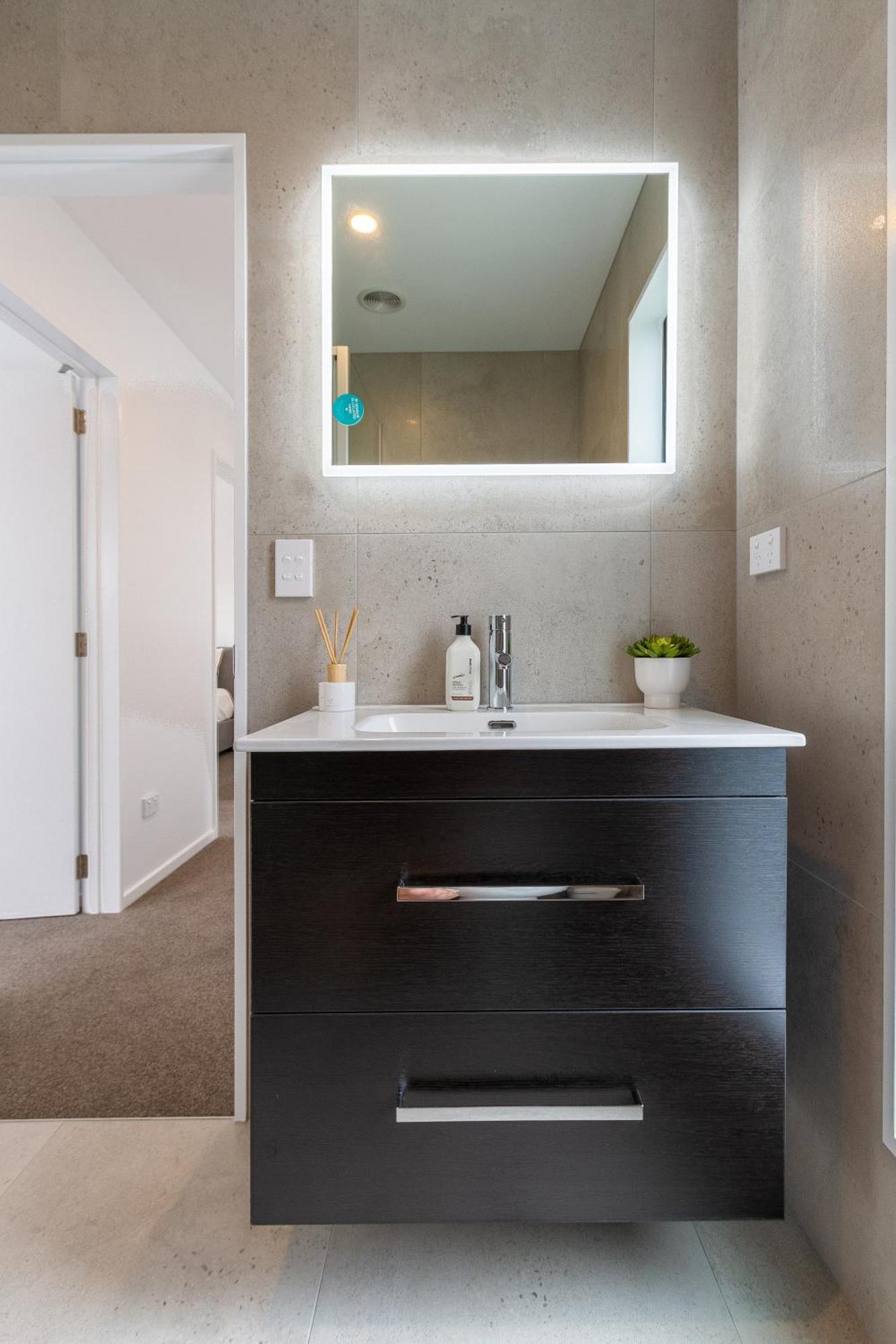 2br Townhouse: Cosy, Close To City, Car Park * Christchurch