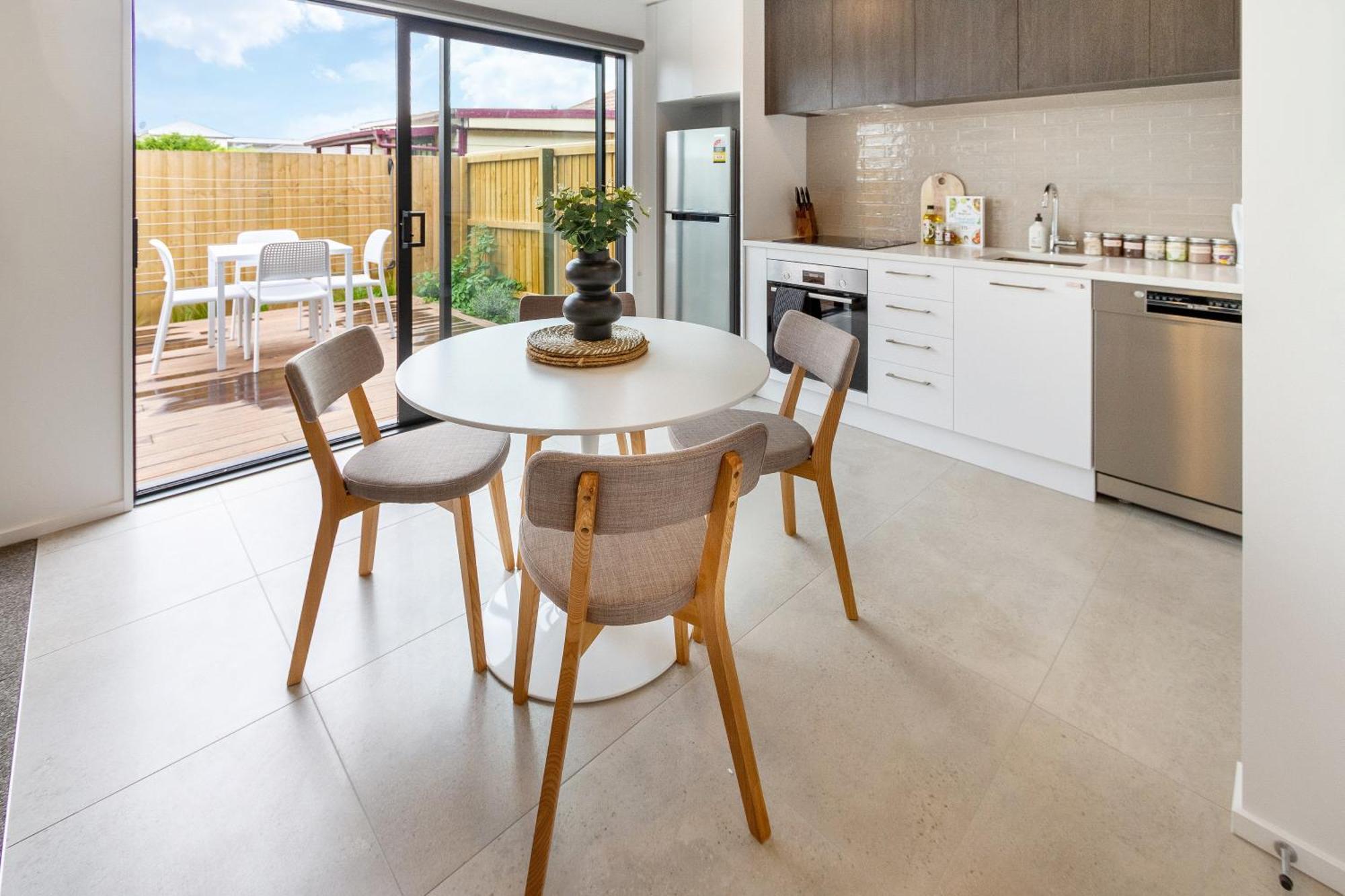 2br Townhouse: Cosy, Close To City, Car Park Apartment