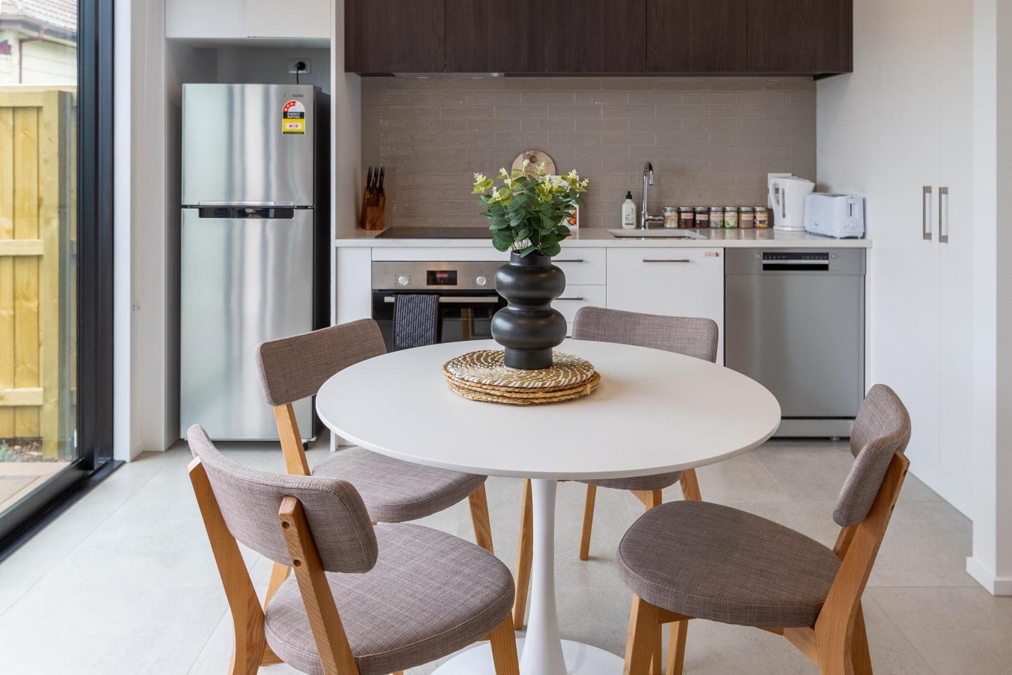 2br Townhouse: Cosy, Close To City, Car Park *