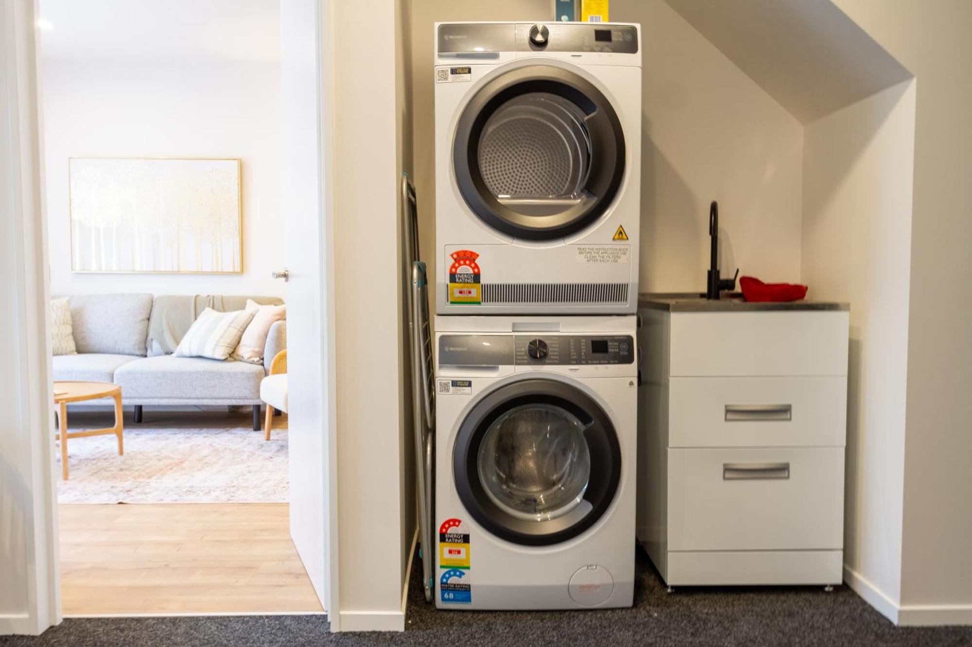 Stylish 3 Bedroom In Prime With Garage Apartment Christchurch