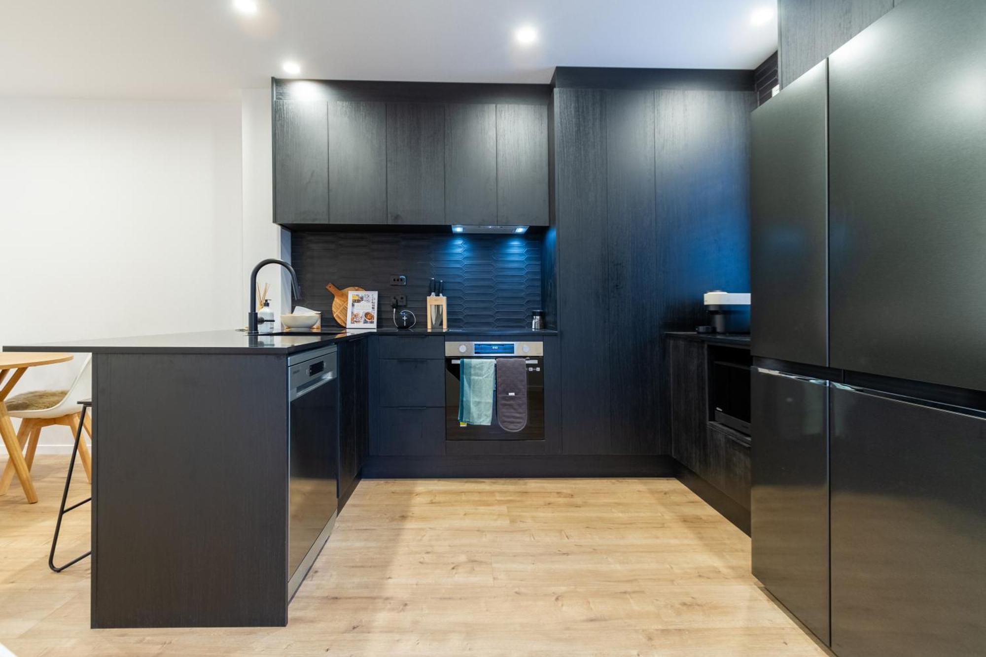 Stylish 3 Bedroom In Prime With Garage Apartment *