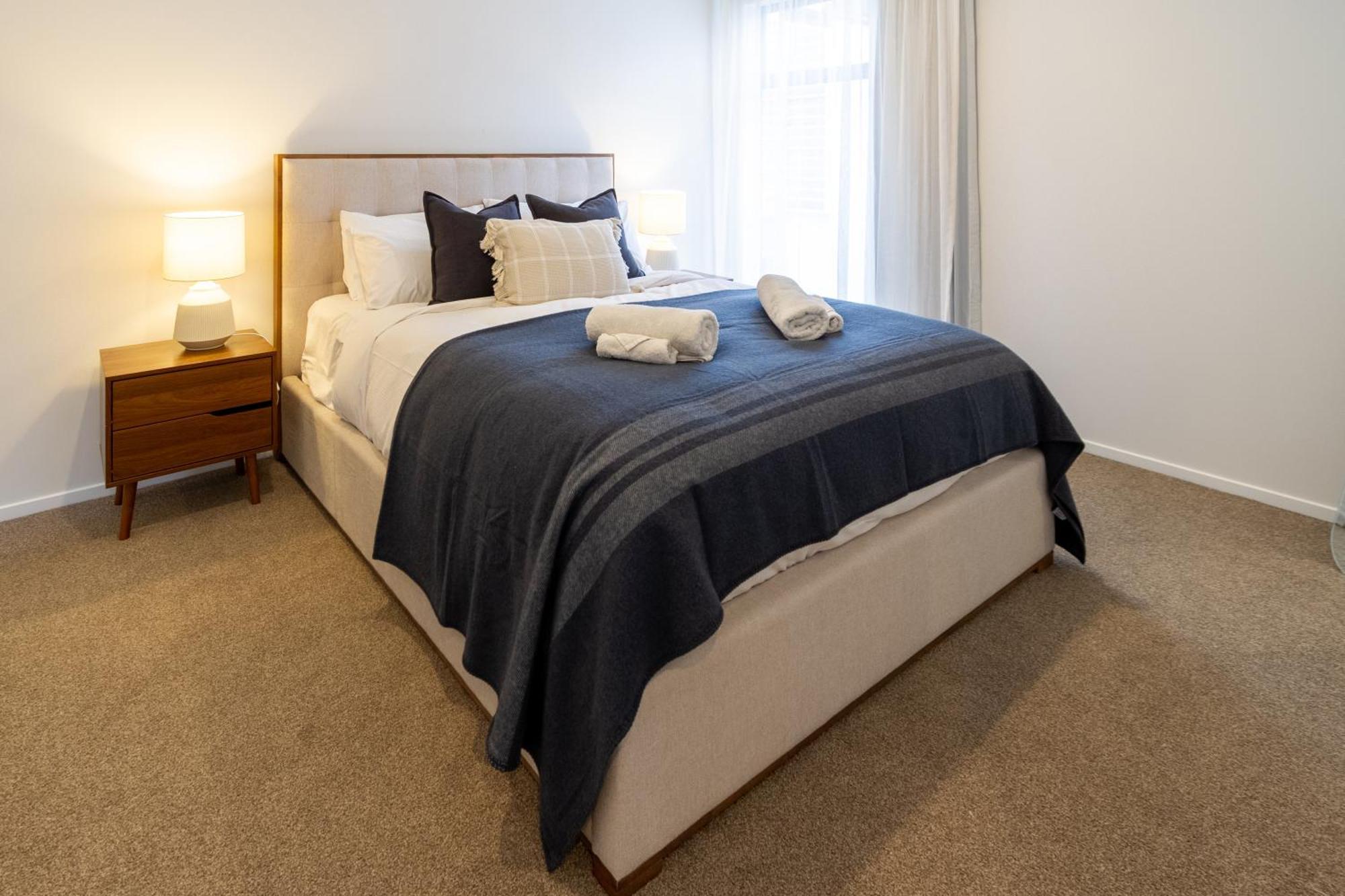 Stylish 3 Bedroom In Prime With Garage Apartment *