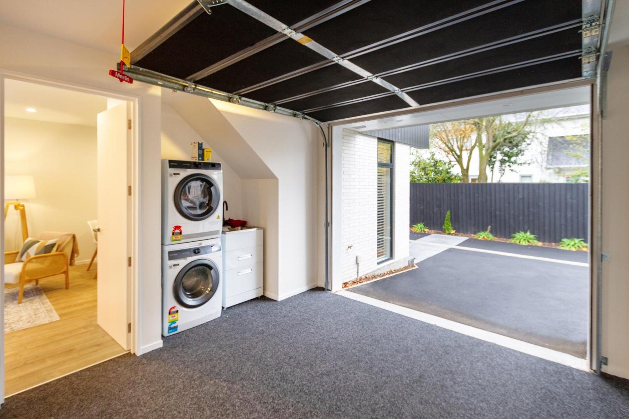 Stylish 3 Bedroom In Prime With Garage *