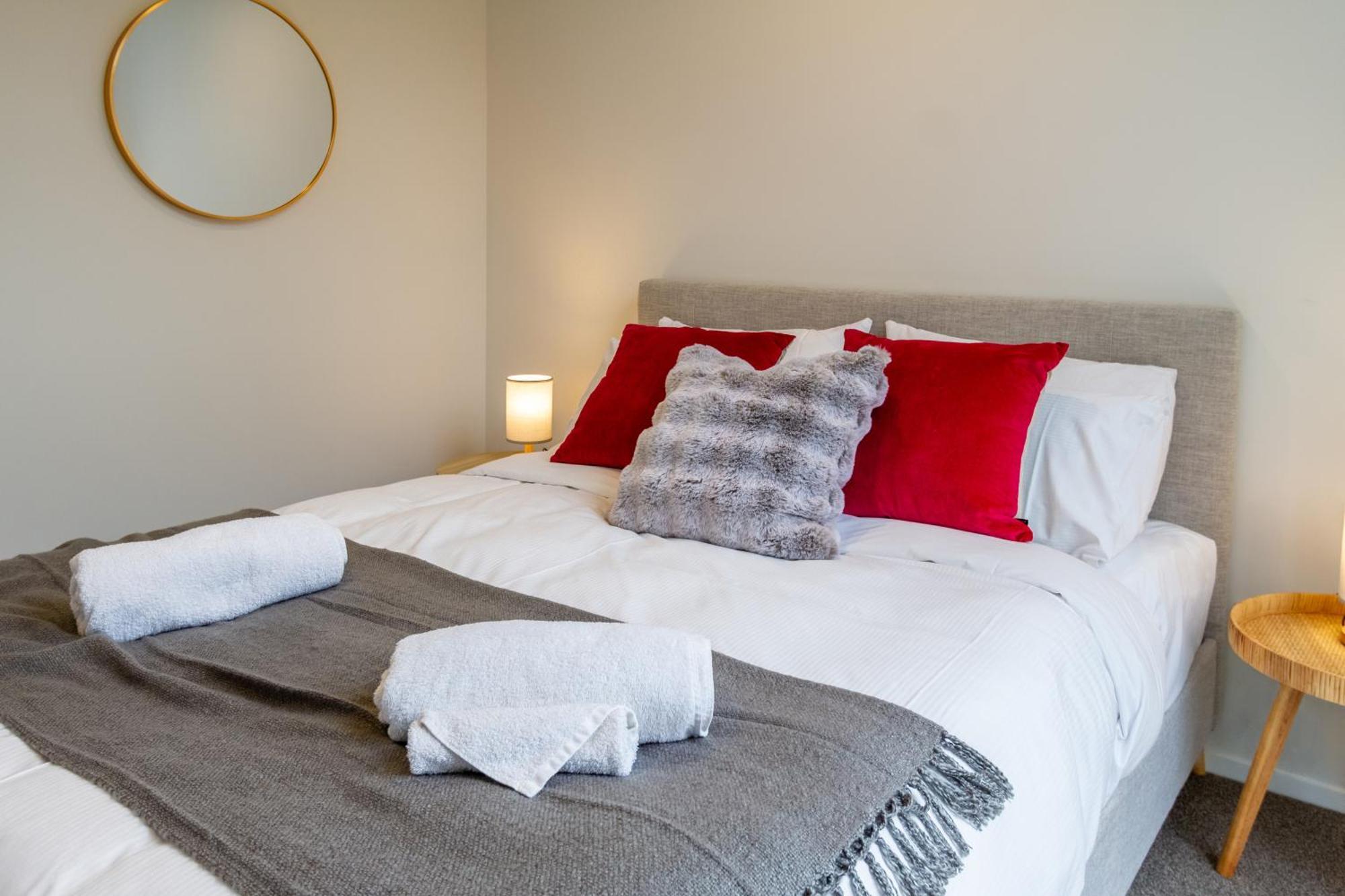 Stylish 3 Bedroom In Prime With Garage Apartment *