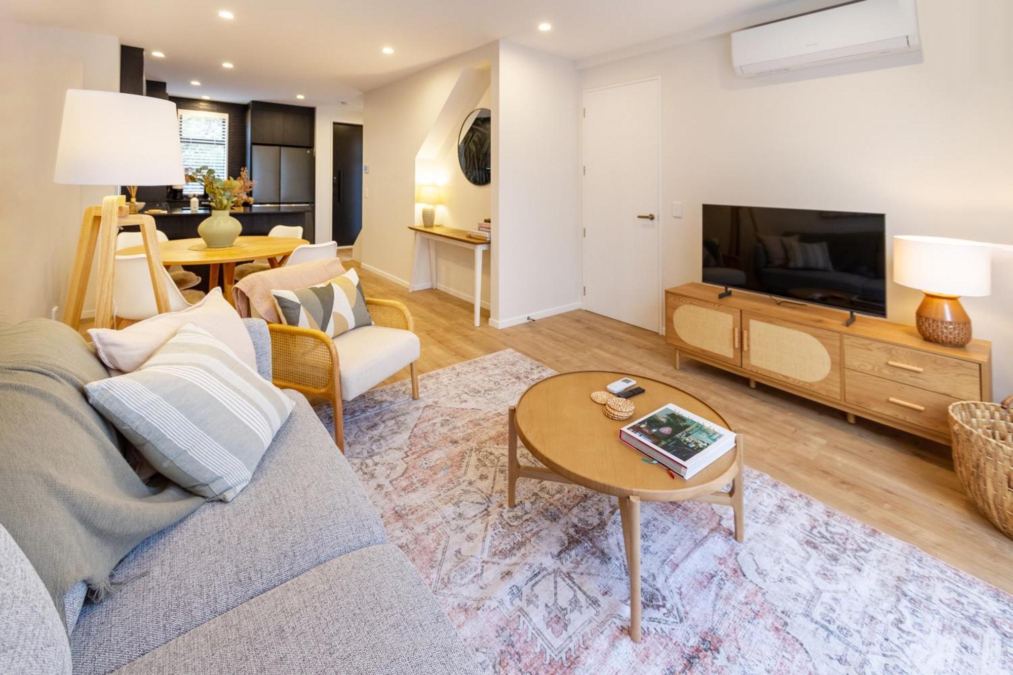 Stylish 3 Bedroom In Prime With Garage Apartment