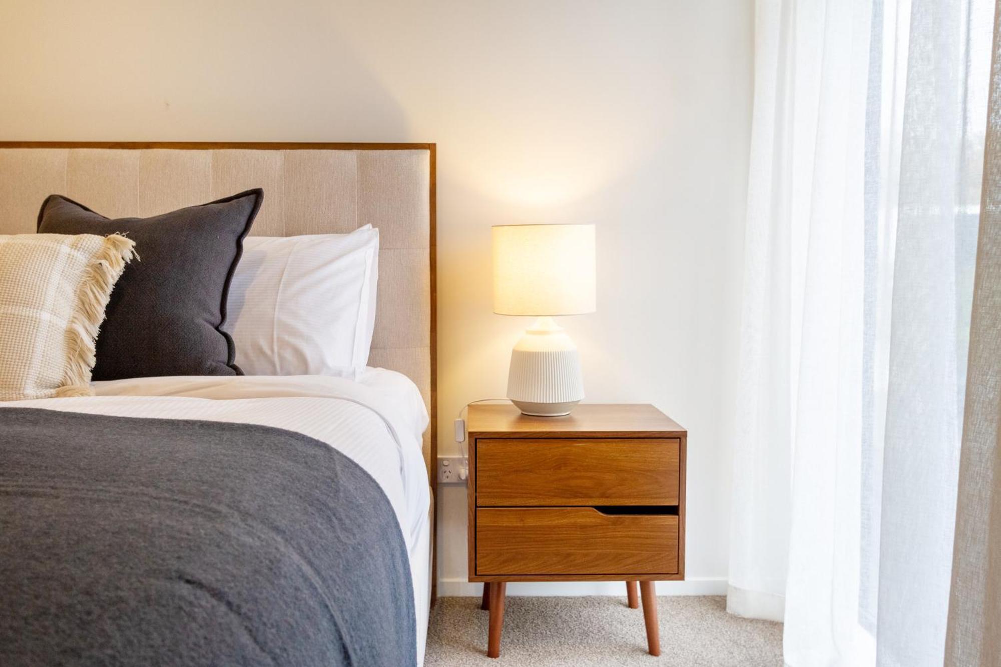 Stylish 3 Bedroom In Prime With Garage Apartment Christchurch