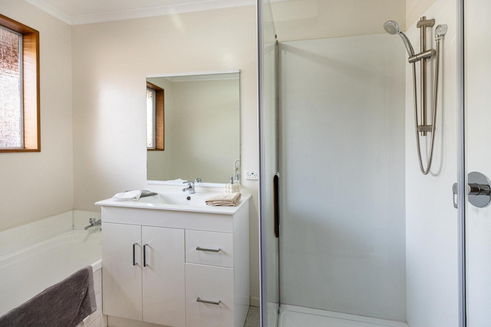 Convenient Westfield House 3bedroom 2bath Christchurch