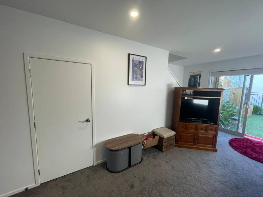 Cbd 2 Bedroom Parkside Living By Hagley With Free Parking *