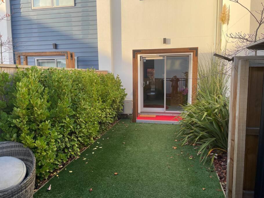 Cbd 2 Bedroom Parkside Living By Hagley With Free Parking
