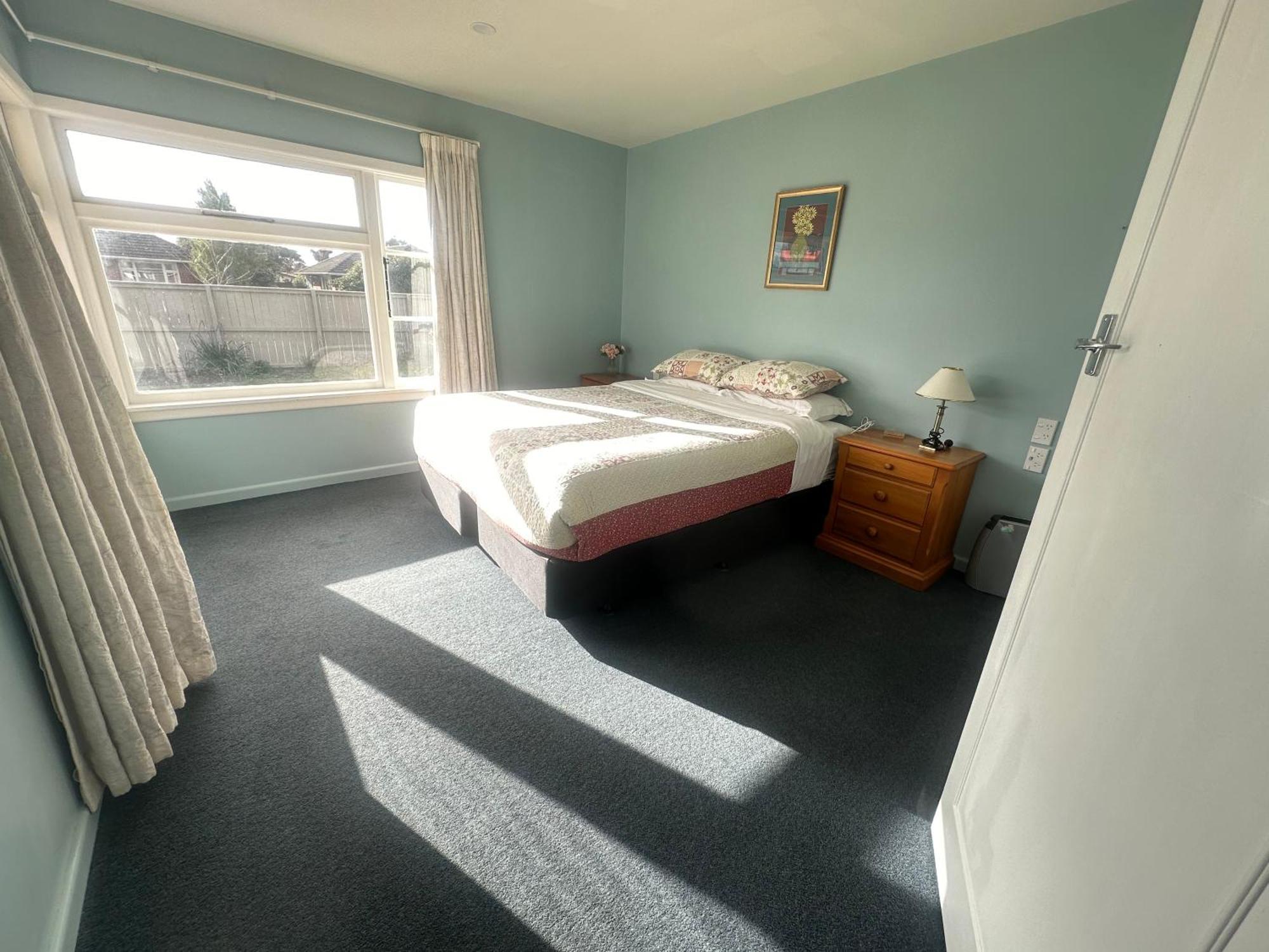 Sunny House With 5 Bedrooms Holiday home *