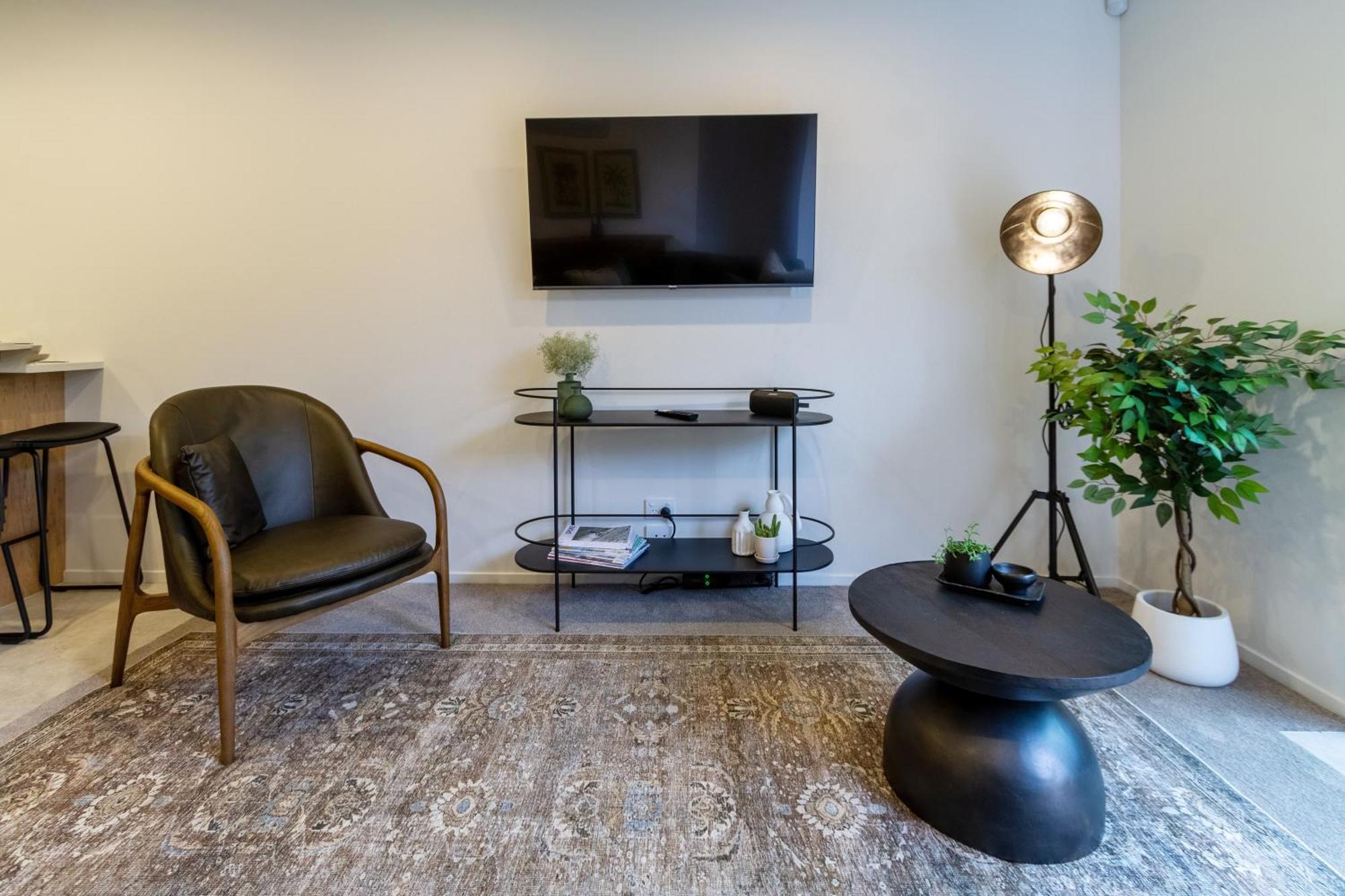 Merivale Gem: 2br Townhouse Oasis