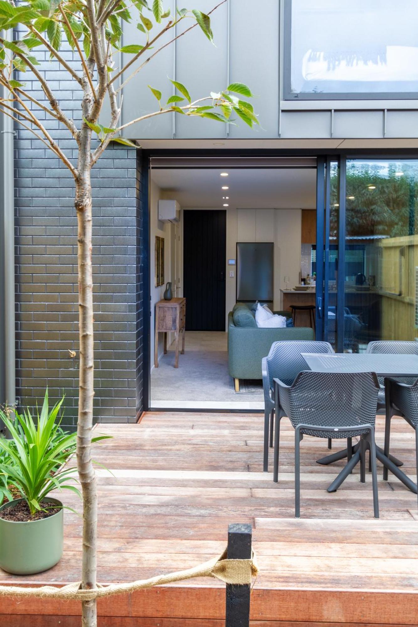Merivale Gem: 2br Townhouse Oasis *