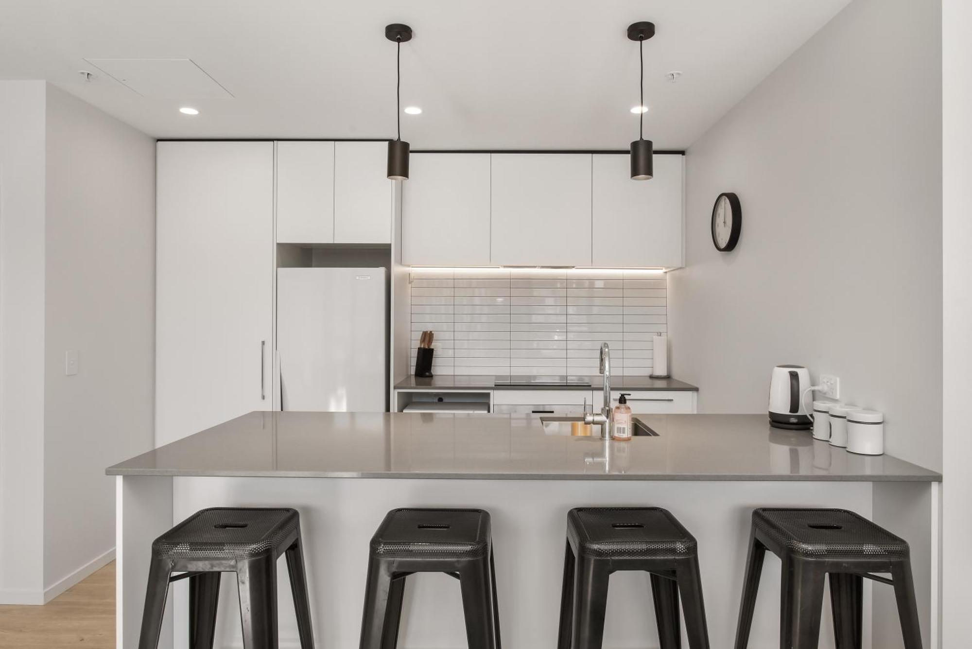 Heart Of The Cbd 2bdrms 2bthrms Secure Park Apartment *