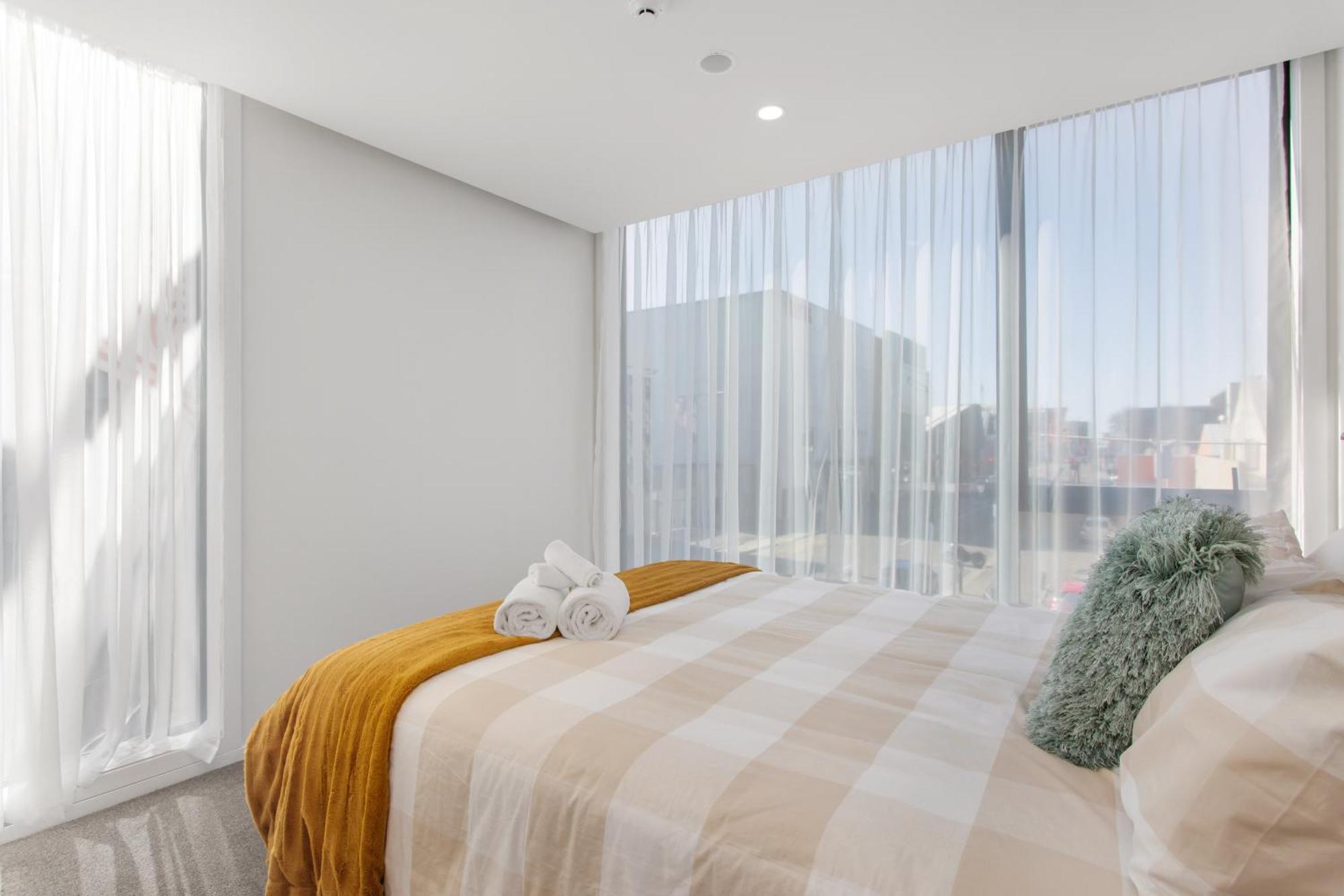 Heart Of The Cbd 2bdrms 2bthrms Secure Park Apartment *