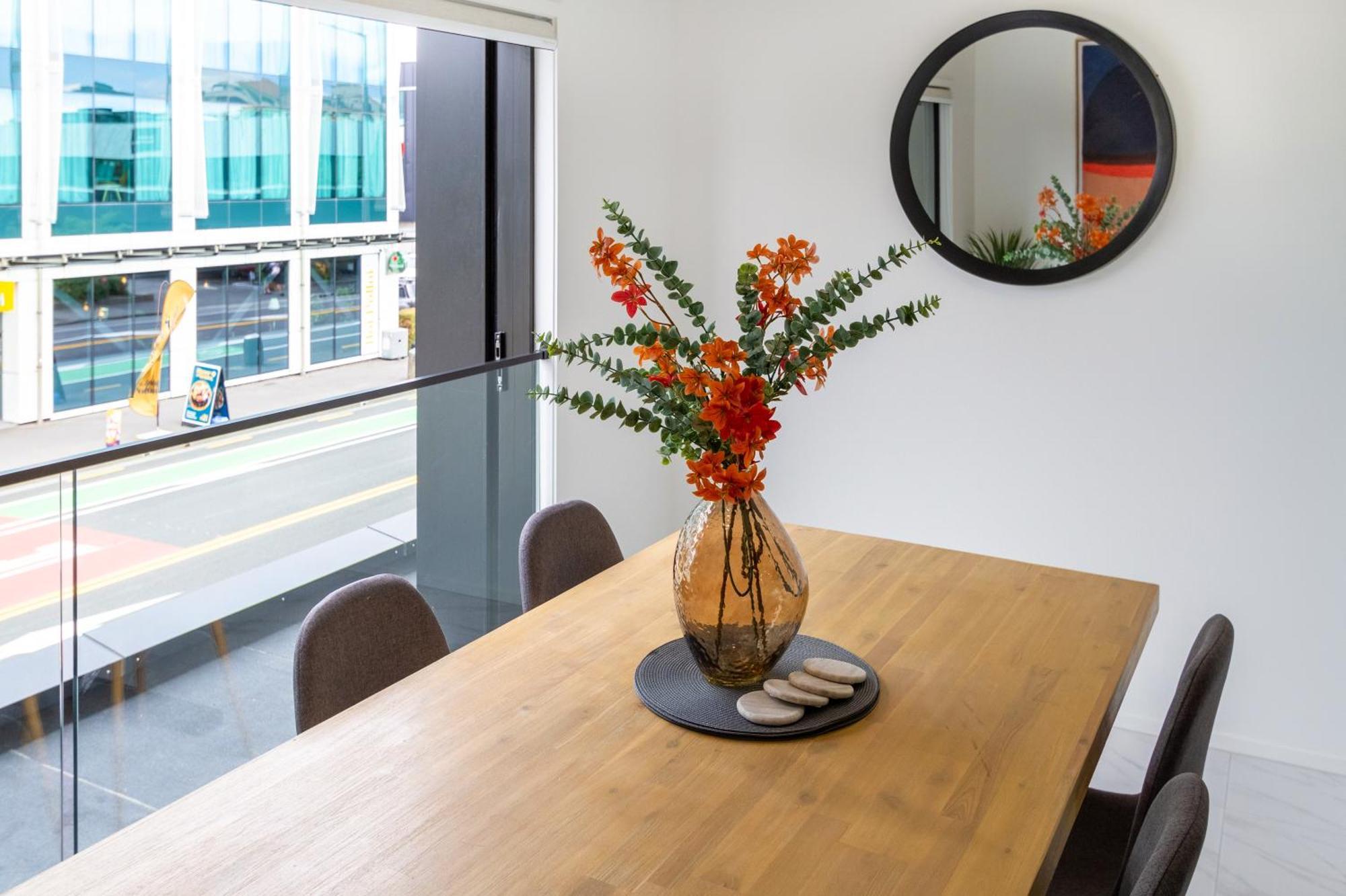 Luxury Living: 2-bedroom Retreat In Apartment *