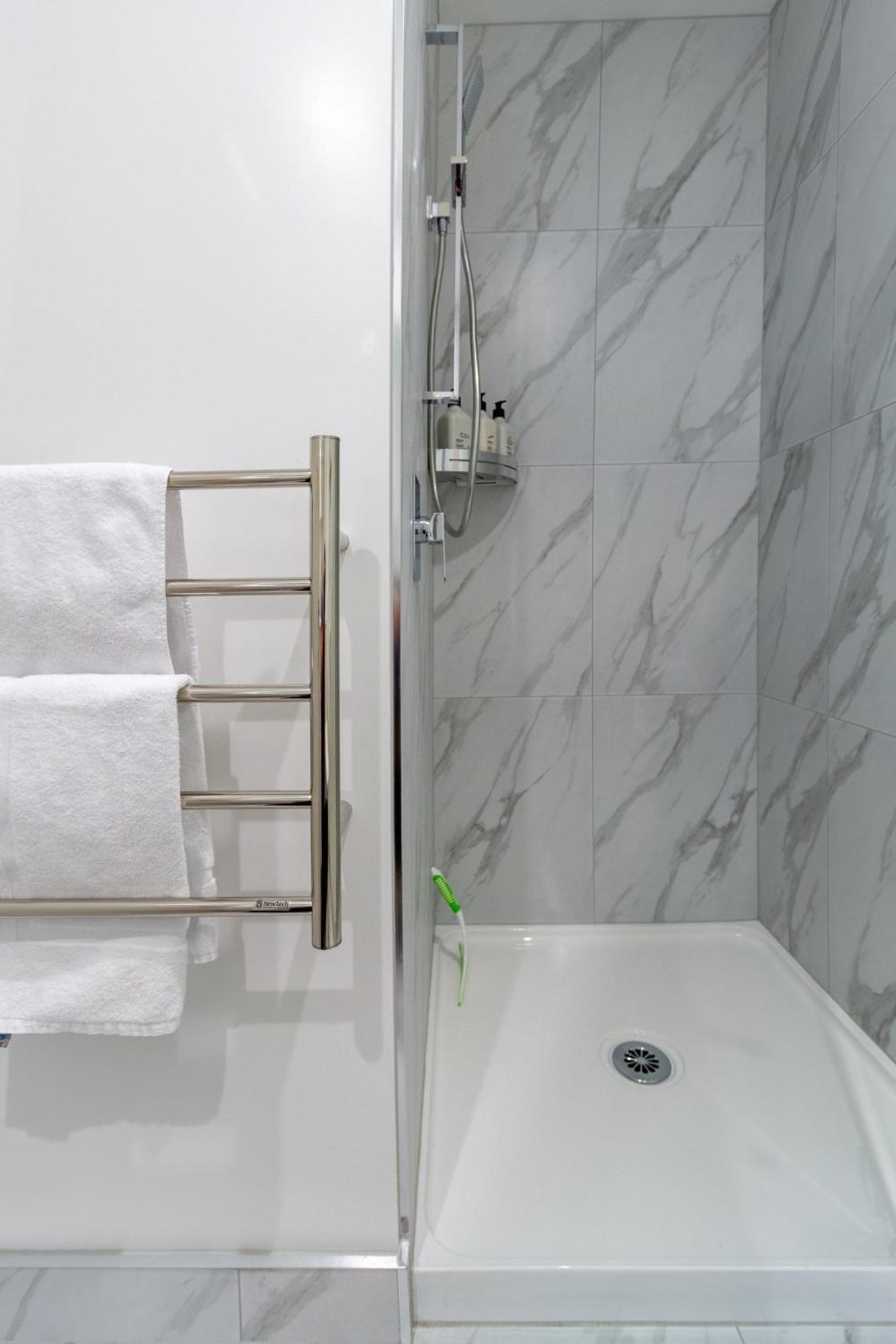 Modern Lifestyle: 2 Bedroom 1 Bath Apartment Christchurch