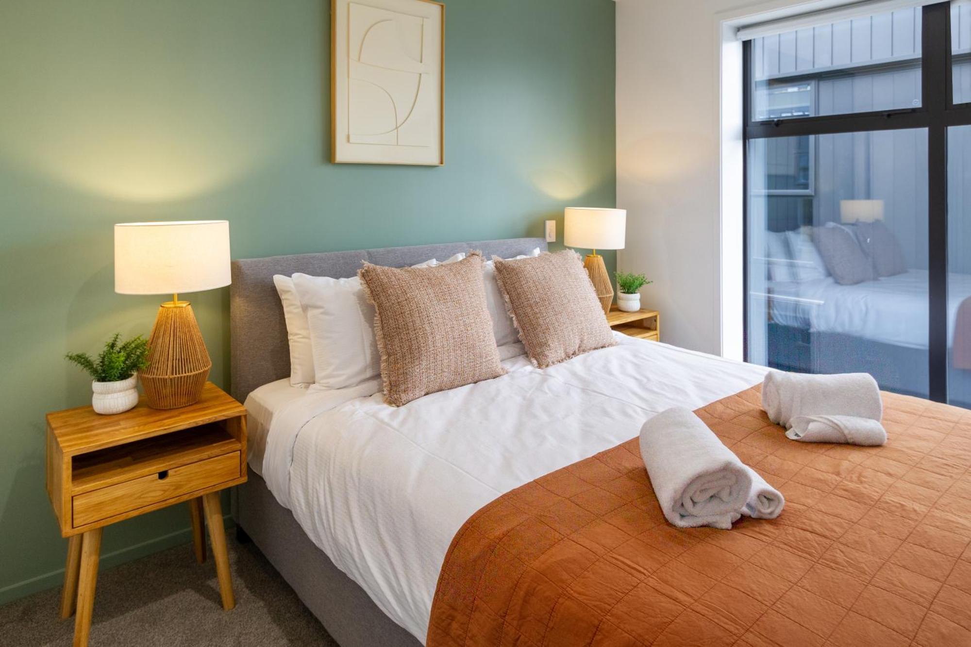 Modern Lifestyle: 2 Bedroom 1 Bath Apartment *