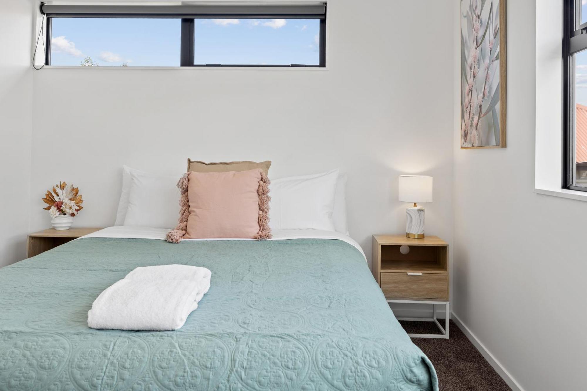 Peaceful Elegant Designated Park King Bed Apartment