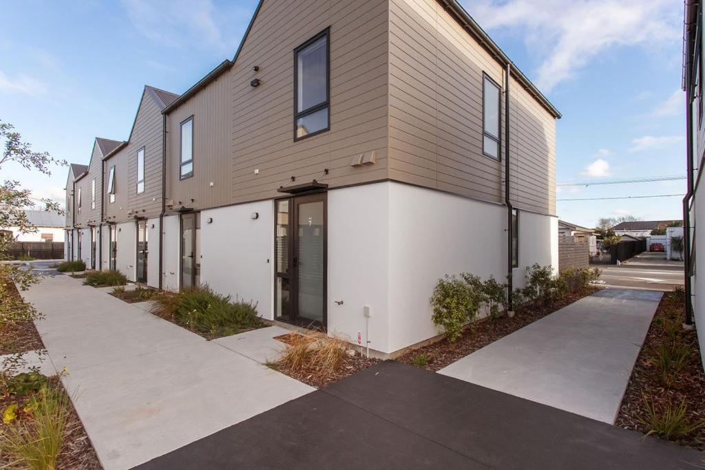Brand New What A Steal Free Off Street Park Apartment *