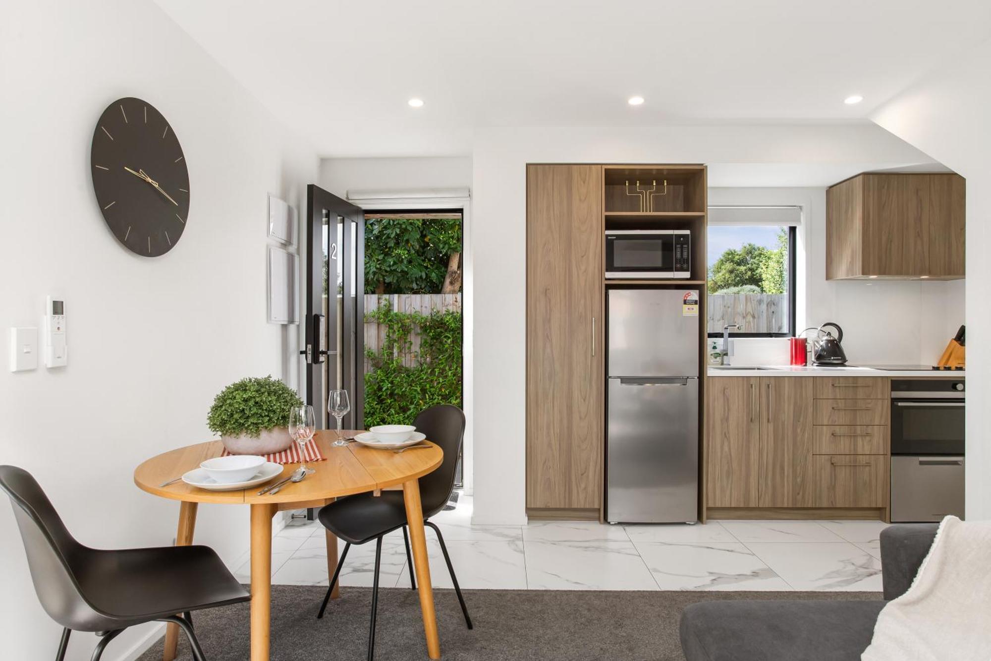 Chic Living 1 Bdrm Sunny Warm Close Cbd Apartment