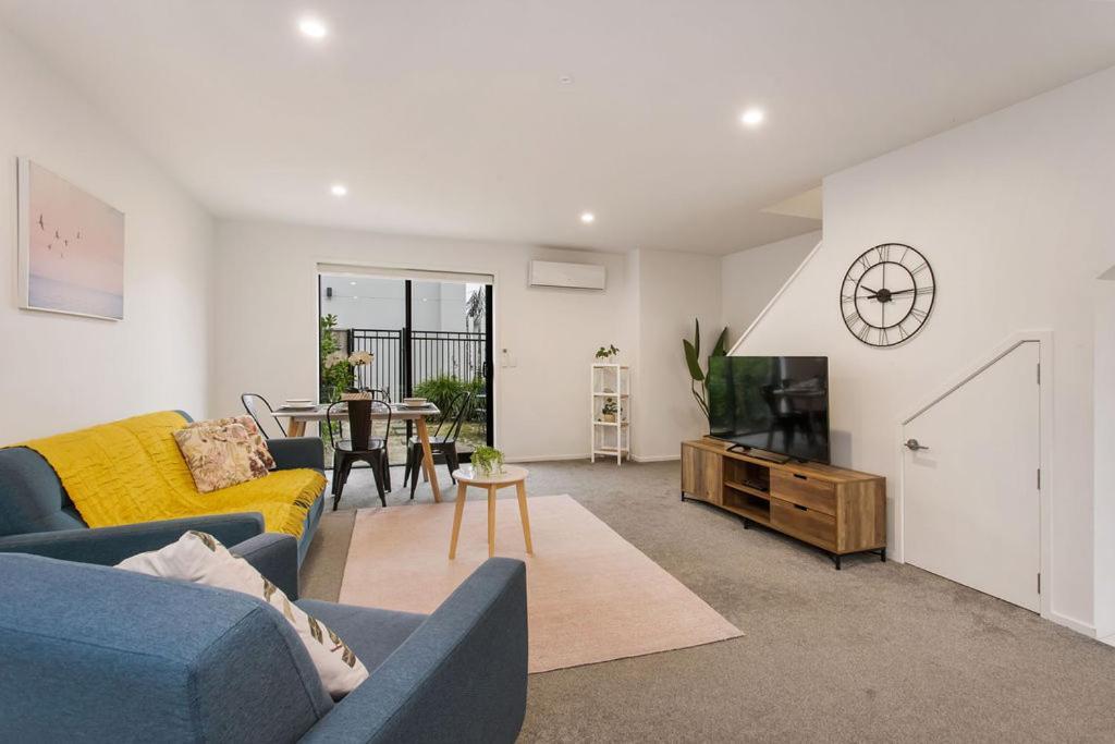 Light & Spacious 2bdrm Townhouse Off Street Park Apartamento