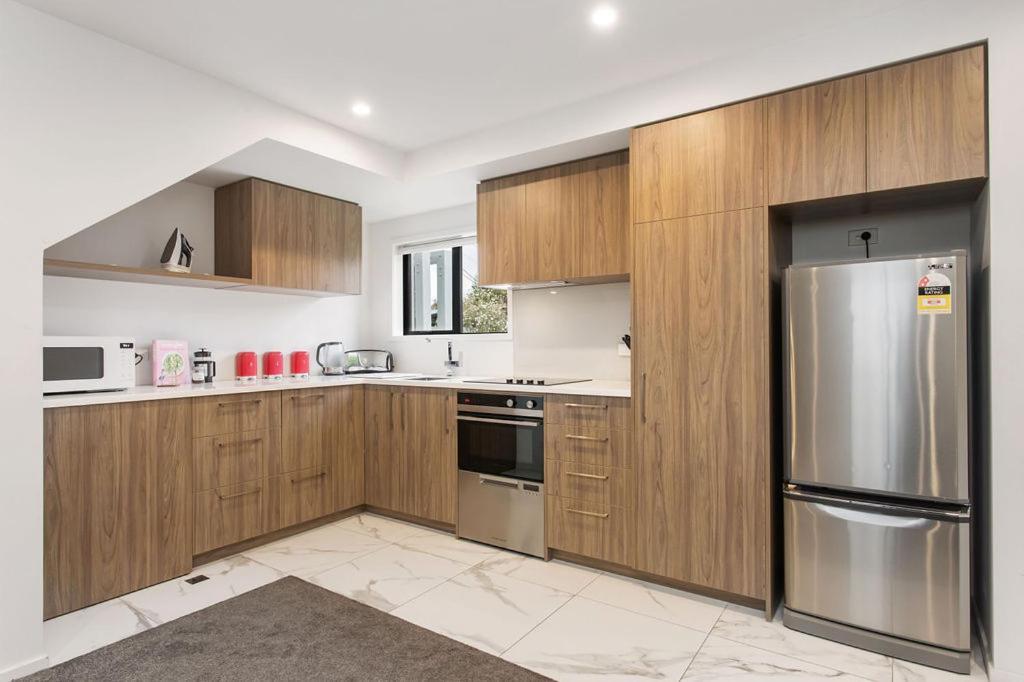 Light & Spacious 2bdrm Townhouse Off Street Park *