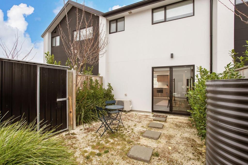 Light & Spacious 2bdrm Townhouse Off Street Park