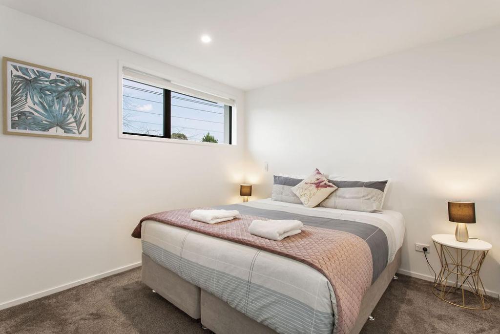 Light & Spacious 2bdrm Townhouse Off Street Park *