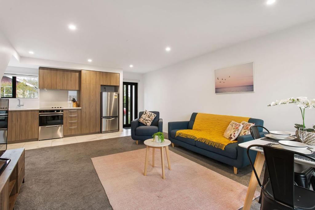Light & Spacious 2bdrm Townhouse Off Street Park Christchurch