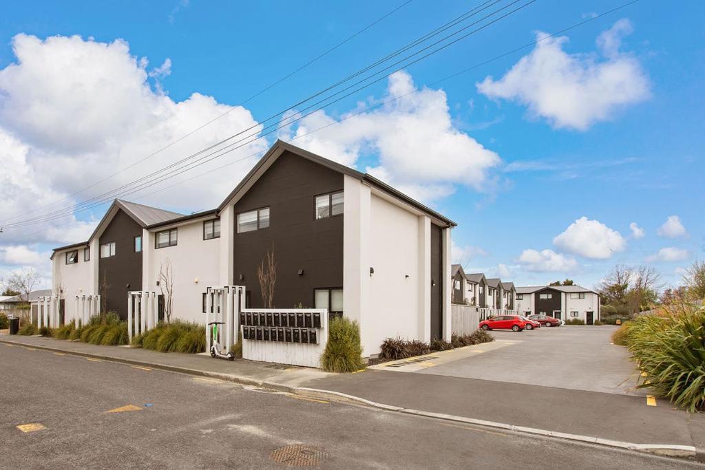 Light & Spacious 2bdrm Townhouse Off Street Park