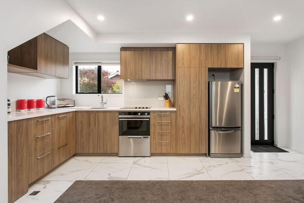 Light & Spacious 2bdrm Townhouse Off Street Park Christchurch