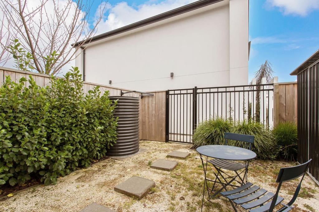 Light & Spacious 2bdrm Townhouse Off Street Park