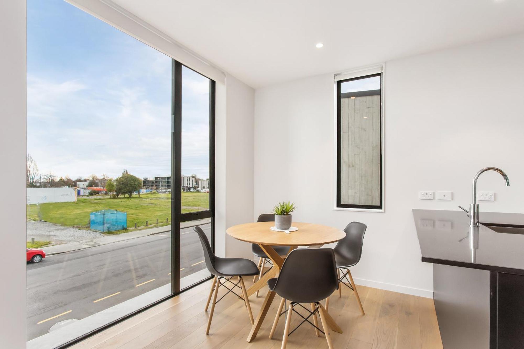 Cbd Location Sunny Warm Free Off Street Parking Apartment