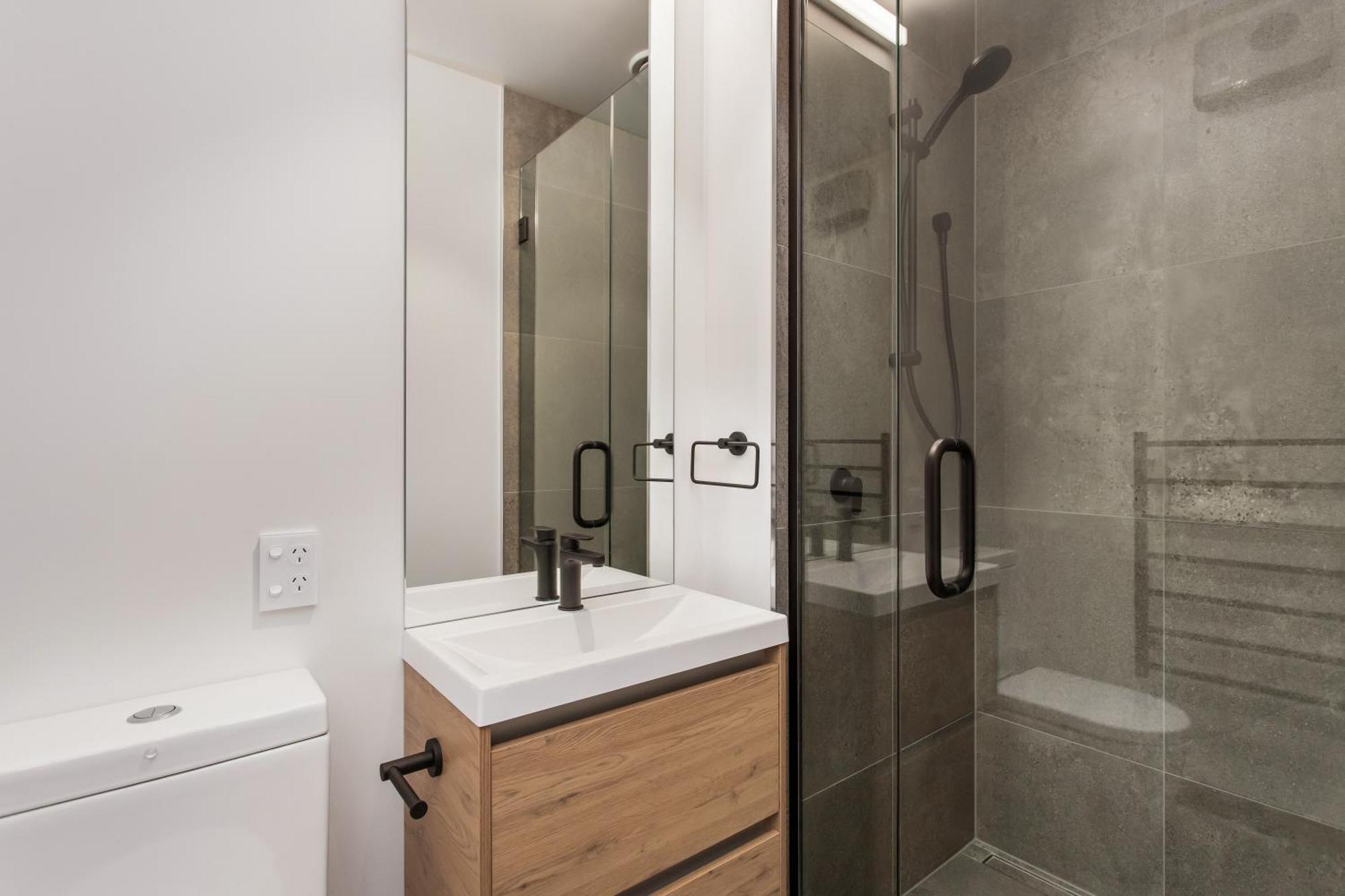 Cbd Location Sunny Warm Free Off Street Parking Christchurch