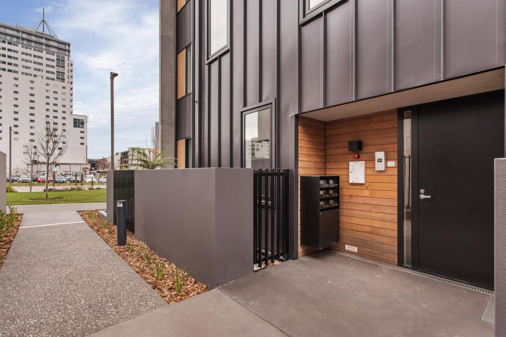 Apartment Cbd Location Sunny Warm Free Off Street Parking *