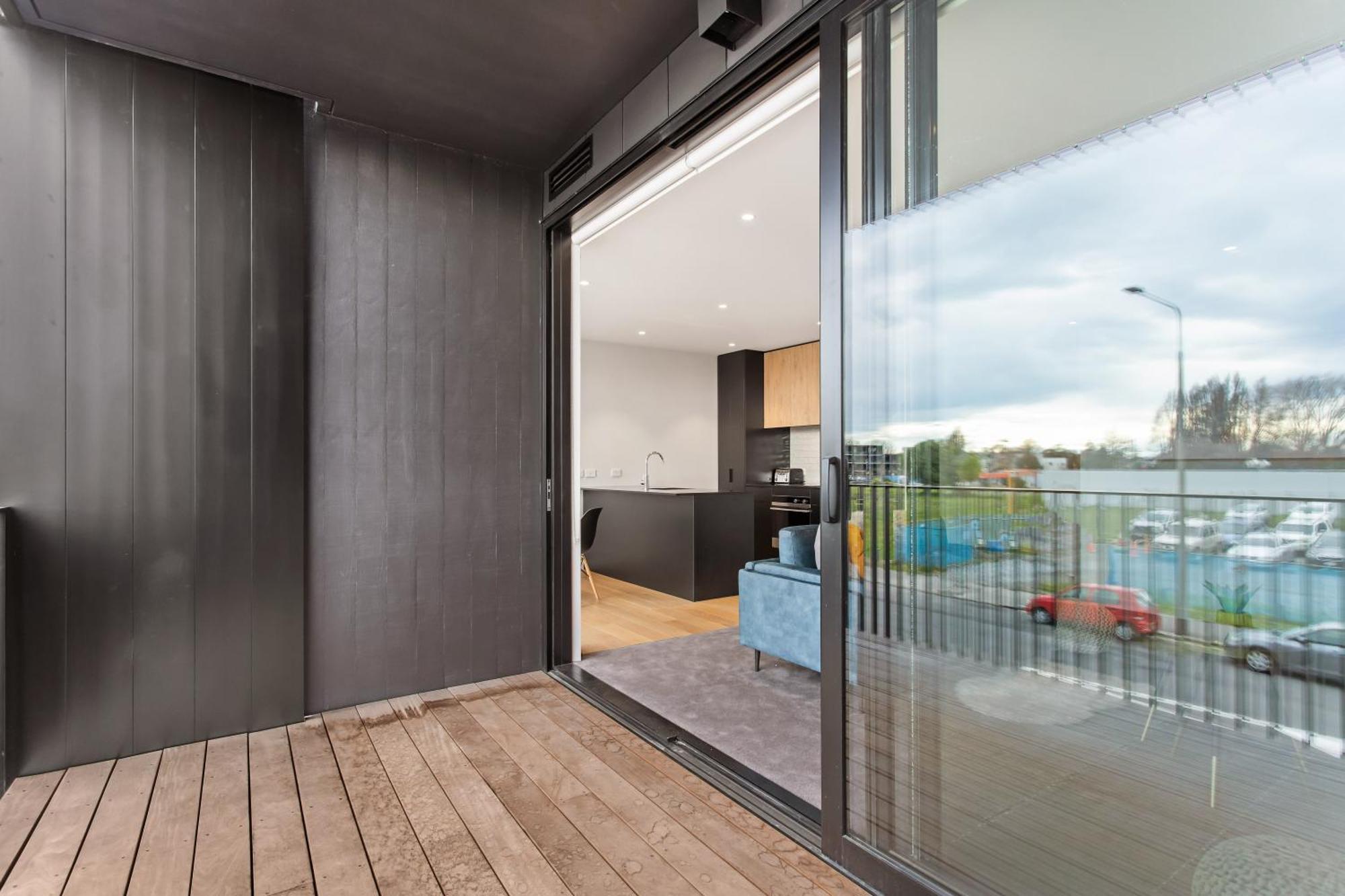 Cbd Location Sunny Warm Free Off Street Parking Apartment *